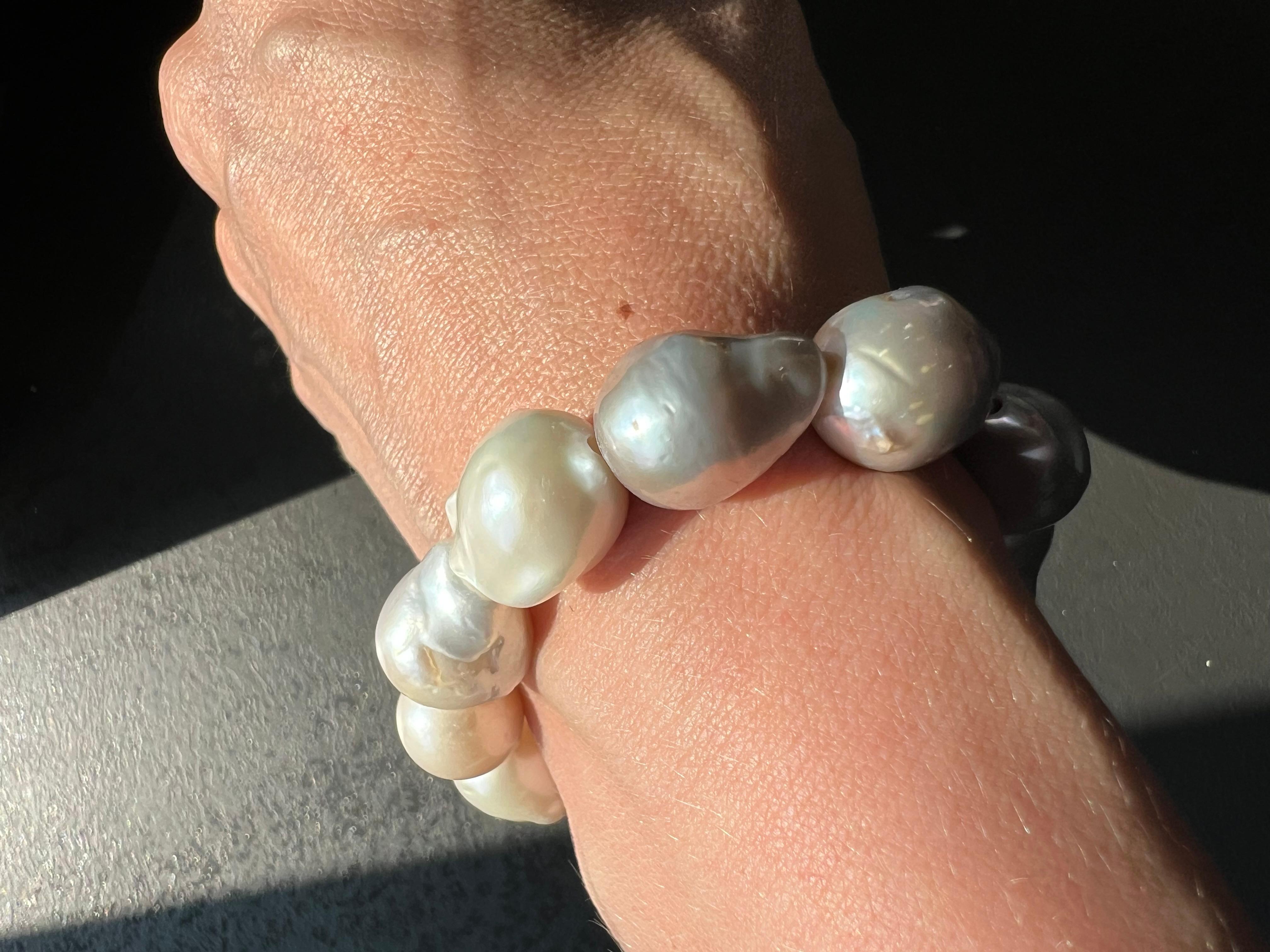 Bracciale barocco di perle d'acqua dolce - Perle bianche e grigie in vendita 2