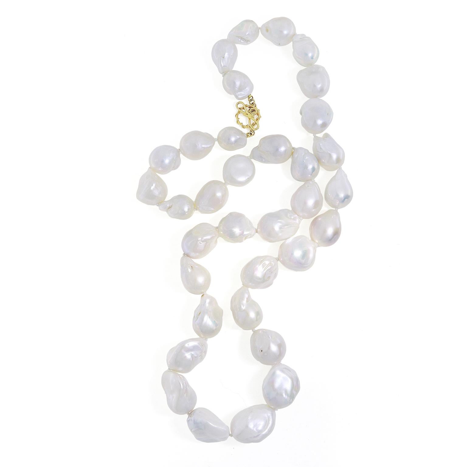 The multicolored hued beauty of baroque freshwater pearls gleams in this necklace. White, pink and blue tones are lifted when the light falls onto the irregular shaped gems. This totals to 1860 carats. Completed by an 18k yellow gold knot and toggle