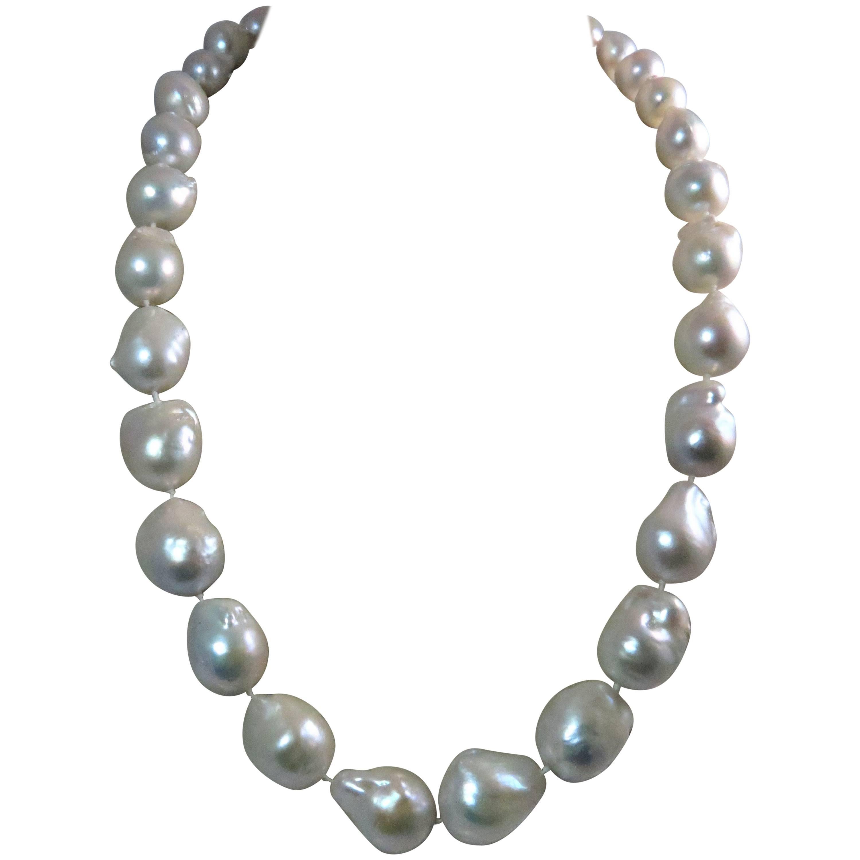 Collier baroque de perles d'eau douce des mers du Sud avec fermoir en or blanc 14 carats et diamants