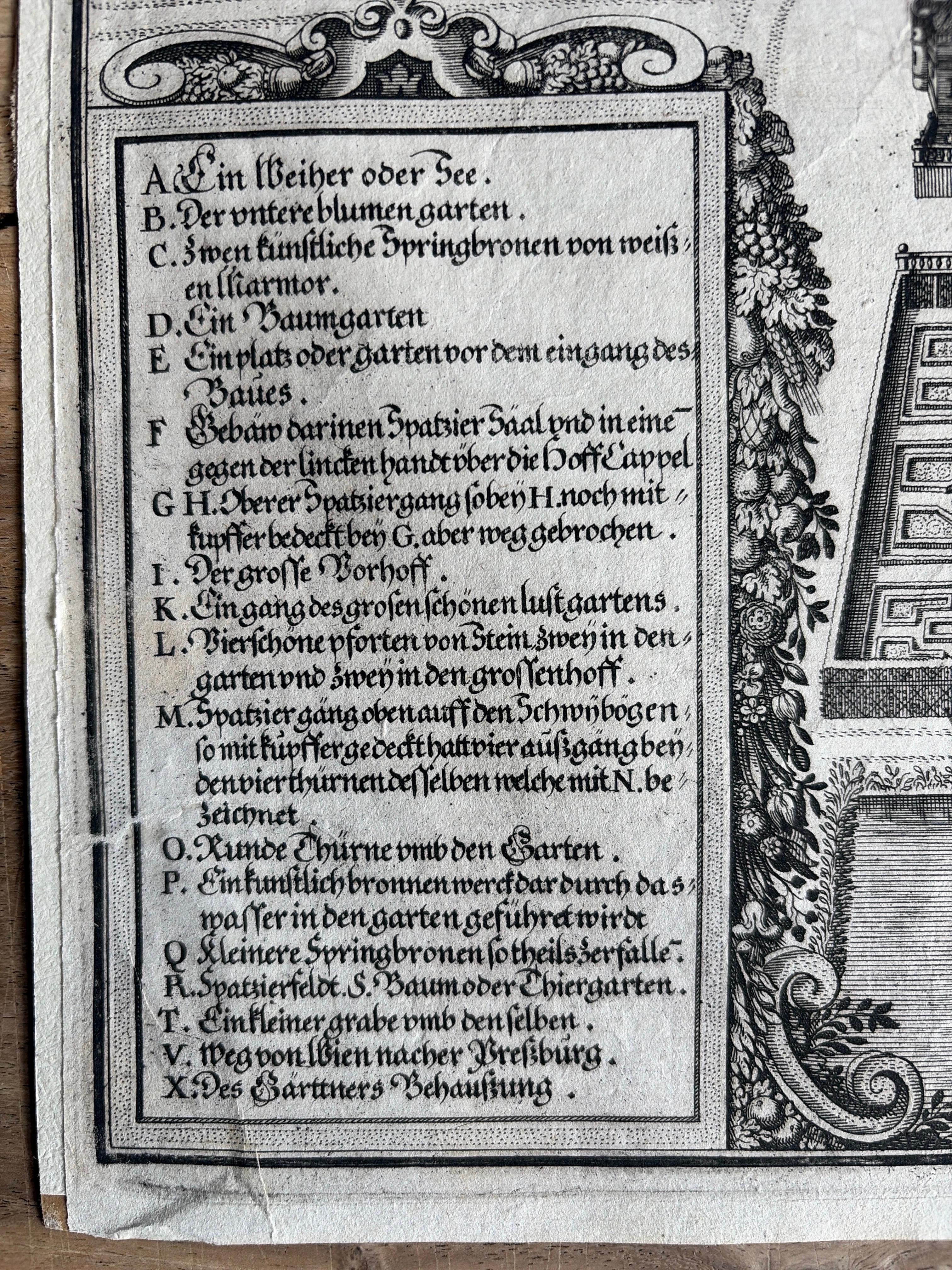 Jardin et palais baroques près de Vienne - Gravure architecturale ancienne, 1649

Il s'agit d'une gravure du XVIIe siècle magnifiquement détaillée, représentant un jardin formel baroque à Vienne. Le titre allemand en haut de la page se lit comme