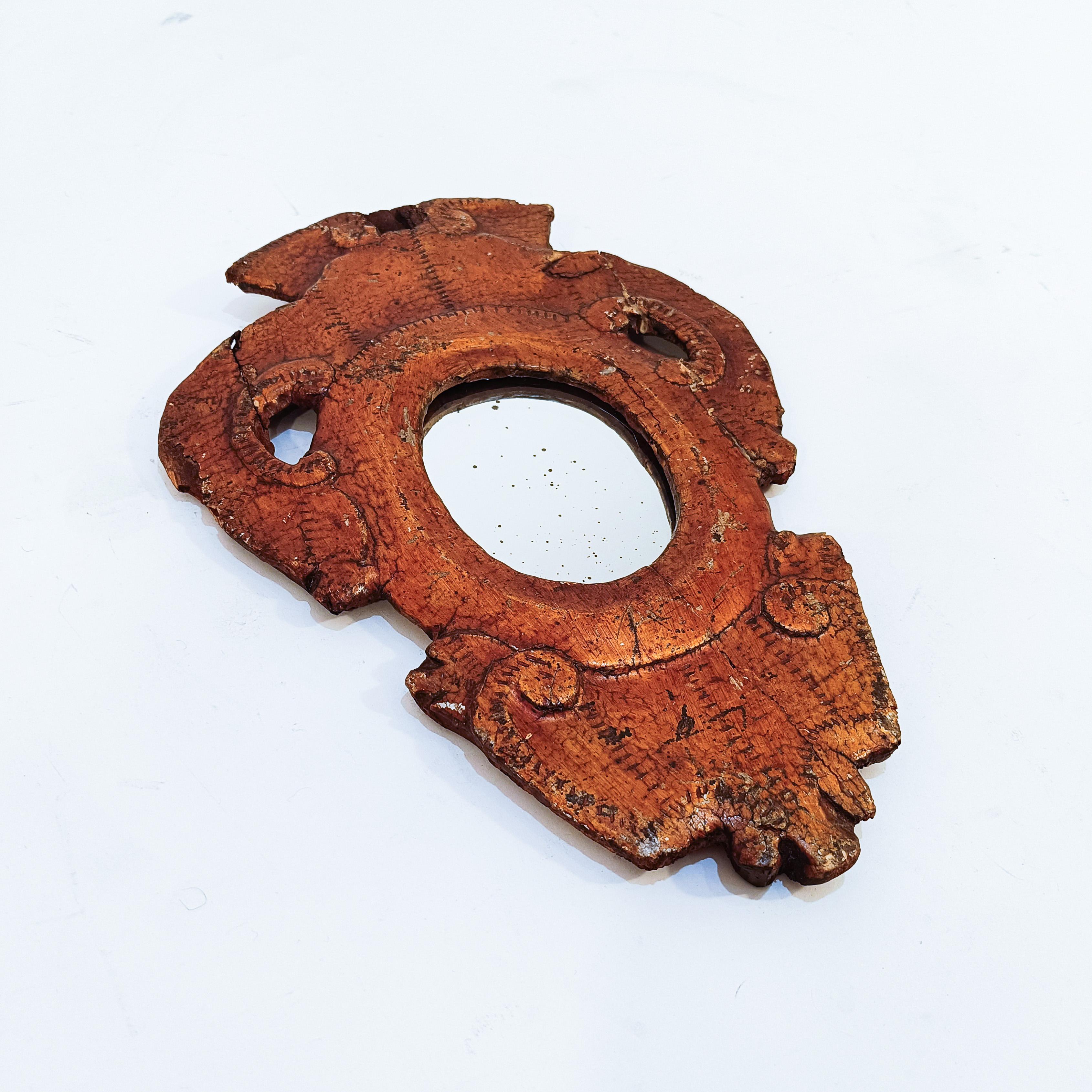 Cornucopia antica barocca francese in legno e foglia d'oro vecchio, fine del XVIII secolo. Lo specchio ovale risale agli anni '40 circa. Pezzo unico con piccoli difetti, ma in buone condizioni generali nonostante l'età. Trattamento dei tarli