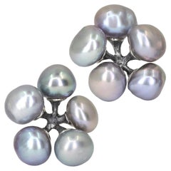 Clous d'oreilles baroques Keshi en argent oxydé gris, John Iversen 2024