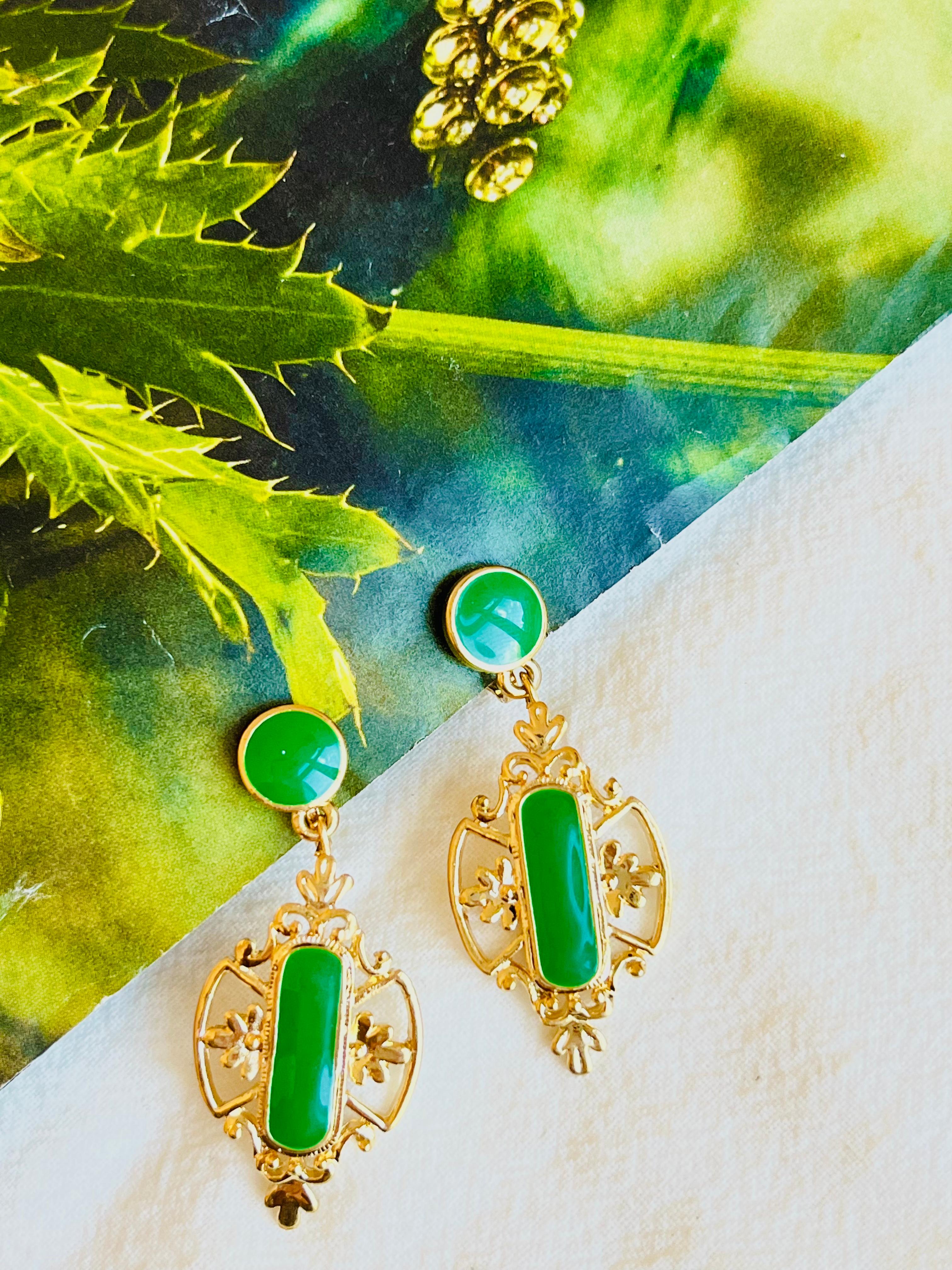 Boucles d'oreilles pendantes en émail rétro ajouré avec émeraude verte baroque, ton or, élément Swarovski

Le coût est très élevé. 100% fait à la main. Excellent cadeau pour les femmes. Artisanat de qualité.

Matière : Alliage, émail.

Taille :