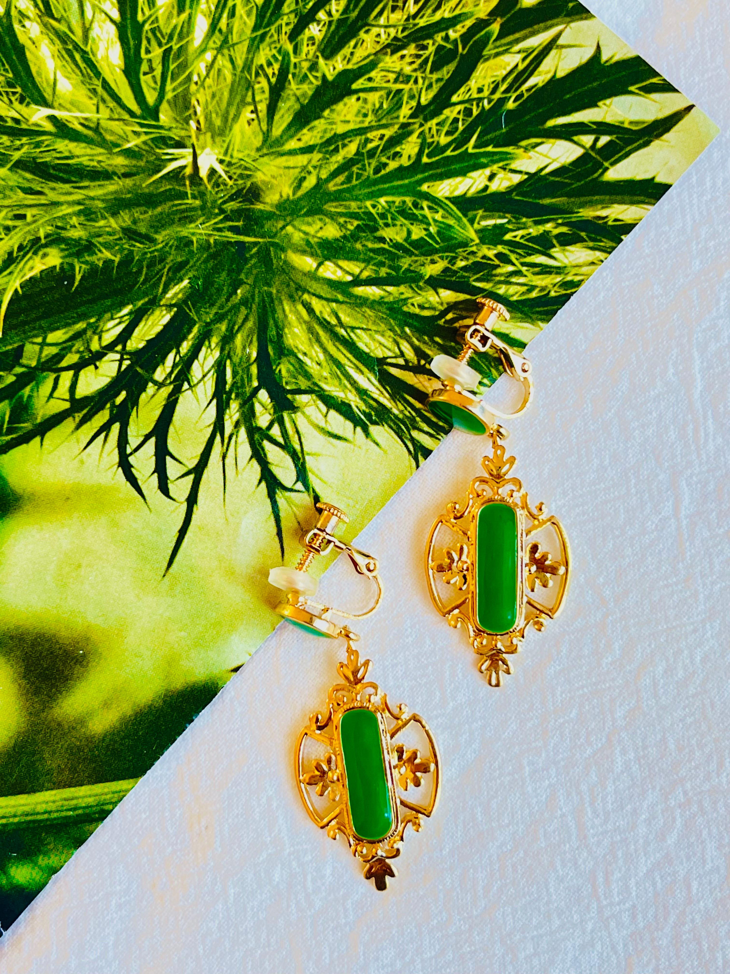 Art déco Baroque Green Emerald Enamel Flower Openwork Gold Retro Dangle Clip Earrings en vente