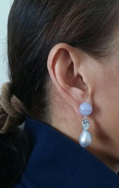 Boucles d'oreilles pendantes baroques en perles grises, calcédoine, topaze bleue, or et diamants