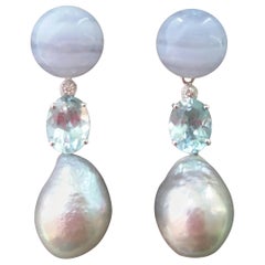 Boucles d'oreilles pendantes baroques en perles grises, calcédoine, topaze bleue, or et diamants