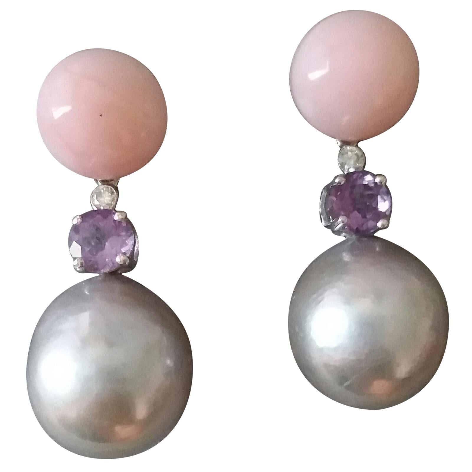 Pendants d'oreilles baroques en or blanc avec perles grises, opale rose, améthyste et diamants