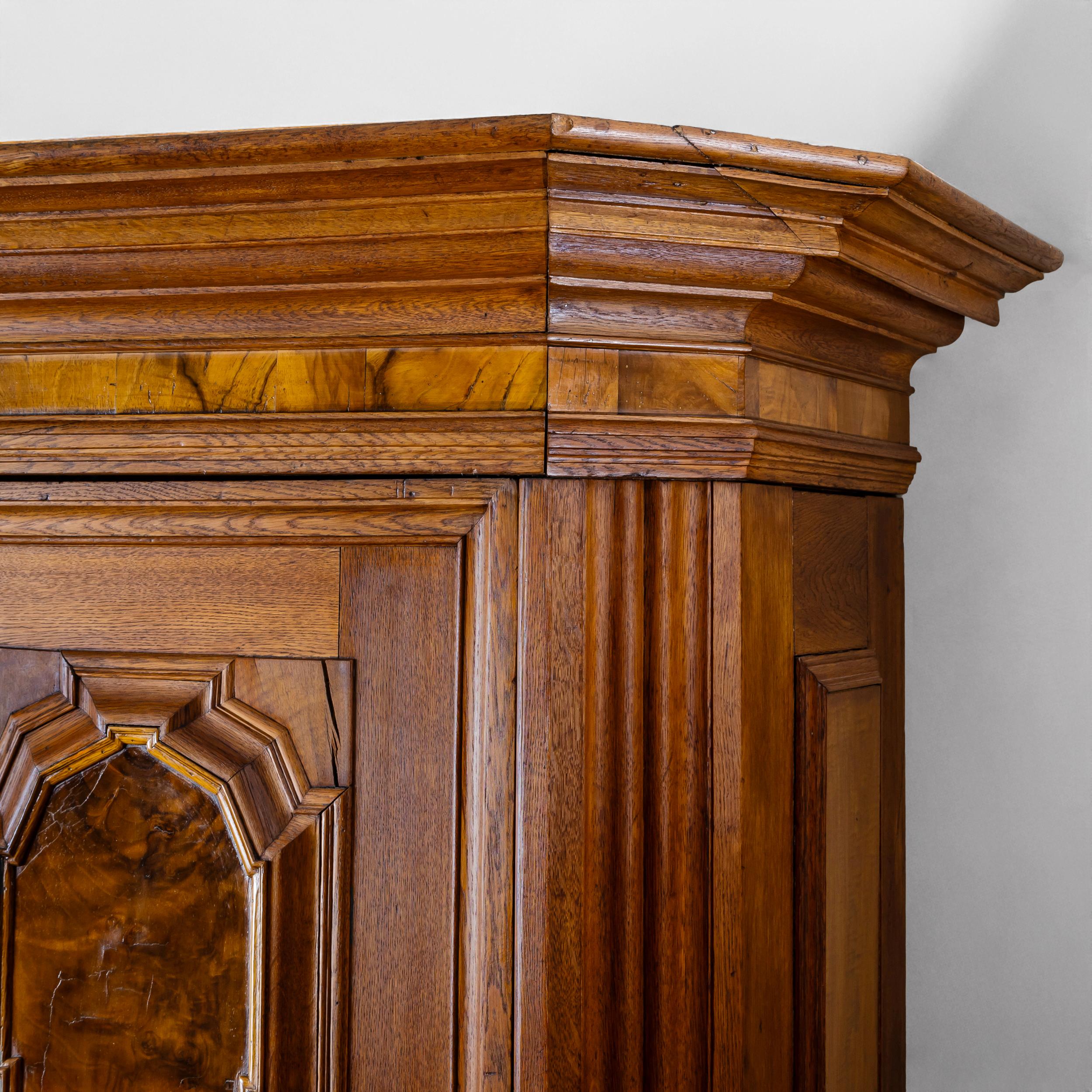 Barocker Flurschrank, 18. Jahrhundert (Walnuss) im Angebot
