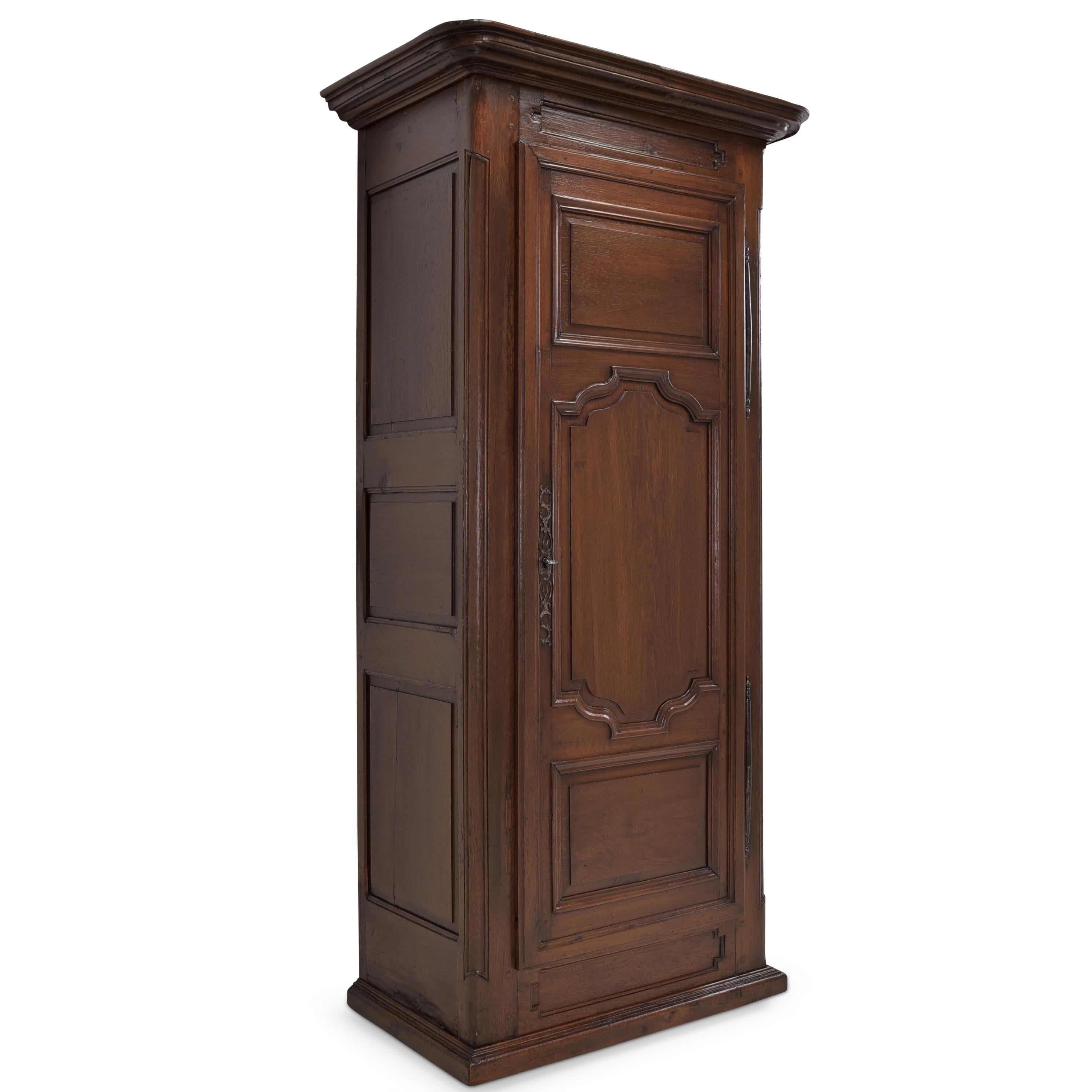 Narrow oak cabinet restored baroque around 1780 Oak hall cabinet

Features:
Shelves newly manufactured in solid softwood
Narrow, single-door model with three shelves
High quality
Heavy quality
Cassette fillings
Original door hinges
Castle