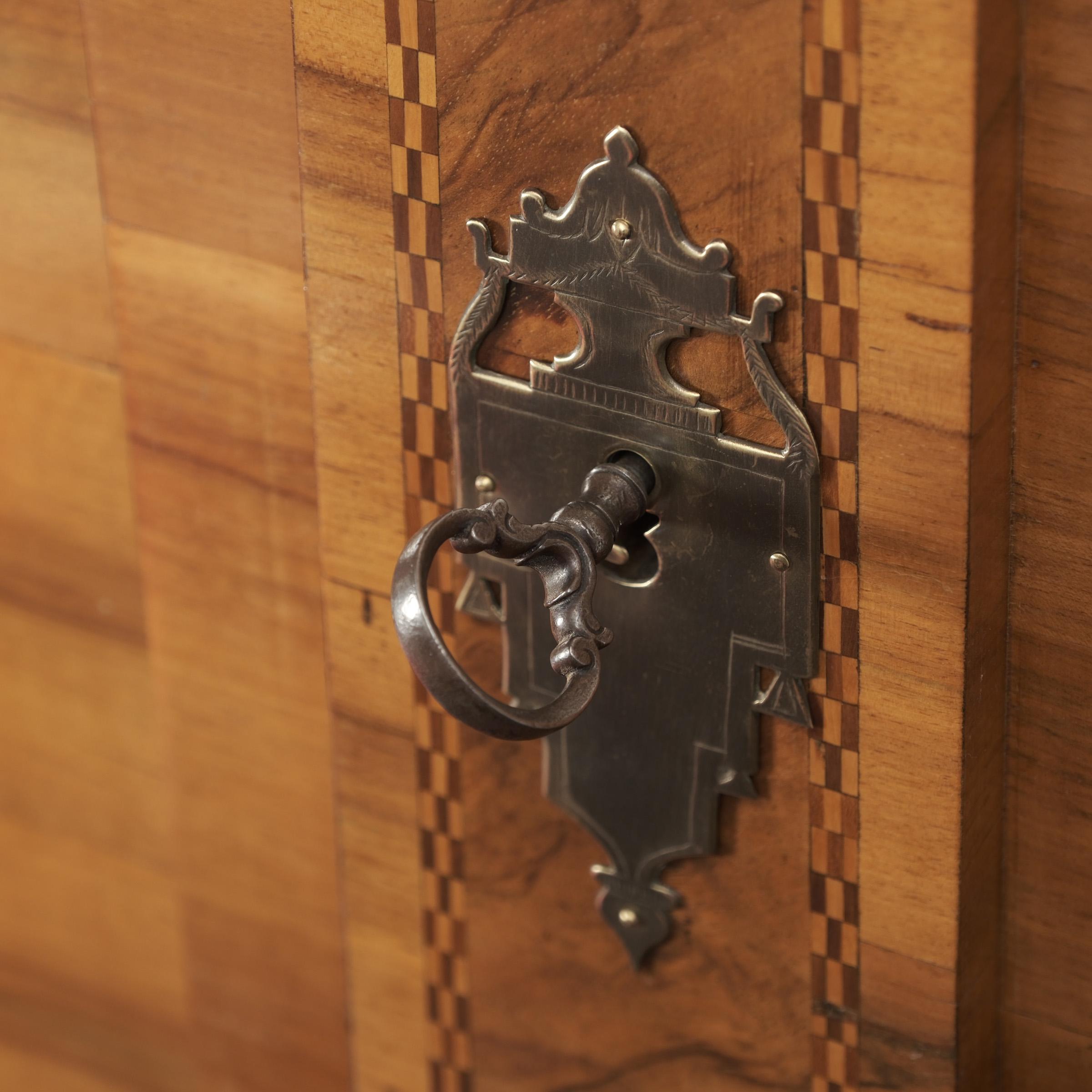Baroque Hall Cupboard 1770/80 Walnut and Walnut Burl In Good Condition For Sale In Münster, DE