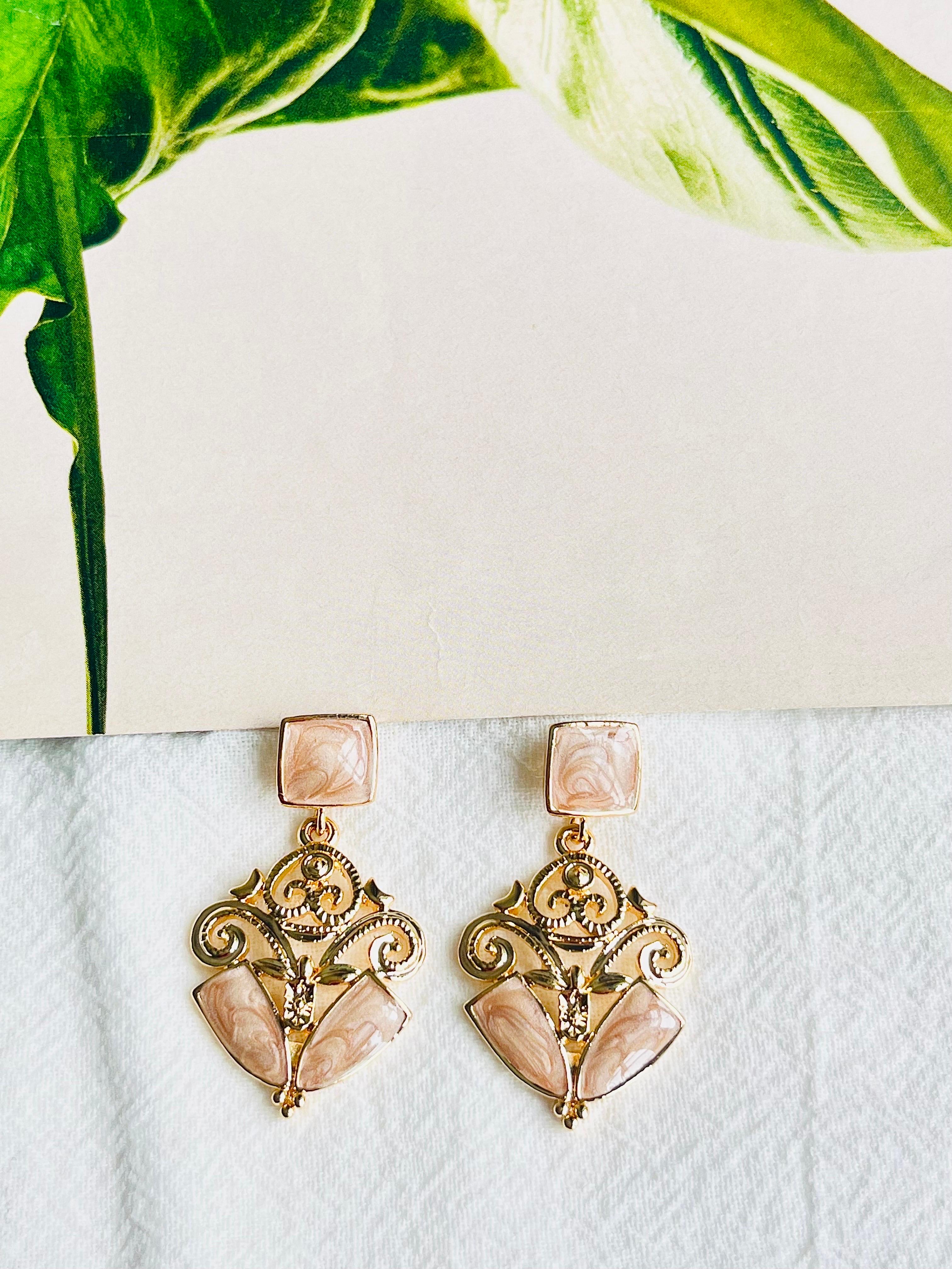 Baroque Light Pink Square Enamel Relief Openwork Long Drop Pierced Earrings, Gold Tone, Swarovski Element

The cost is very high. 100% handmade. Excellent gift for lady. Fine handcraft.

Material: Gold plated metal, Enamel.

Size: 3.9*2.2