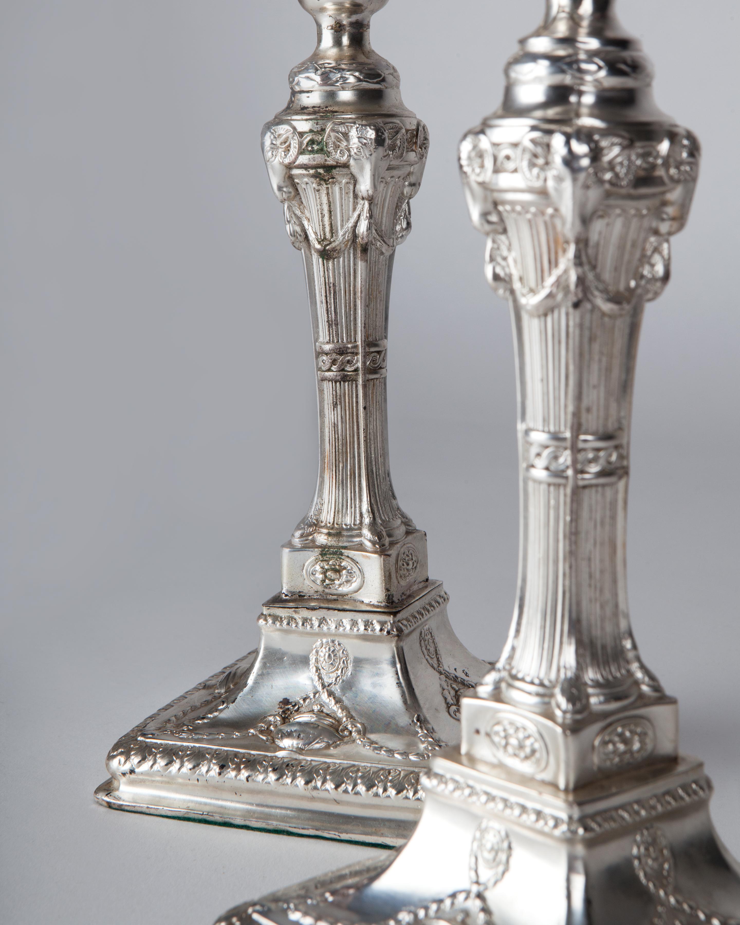 XIX secolo Coppia di candelieri barocchi in stile Luigi XVI in silverplate, 1880 circa in vendita