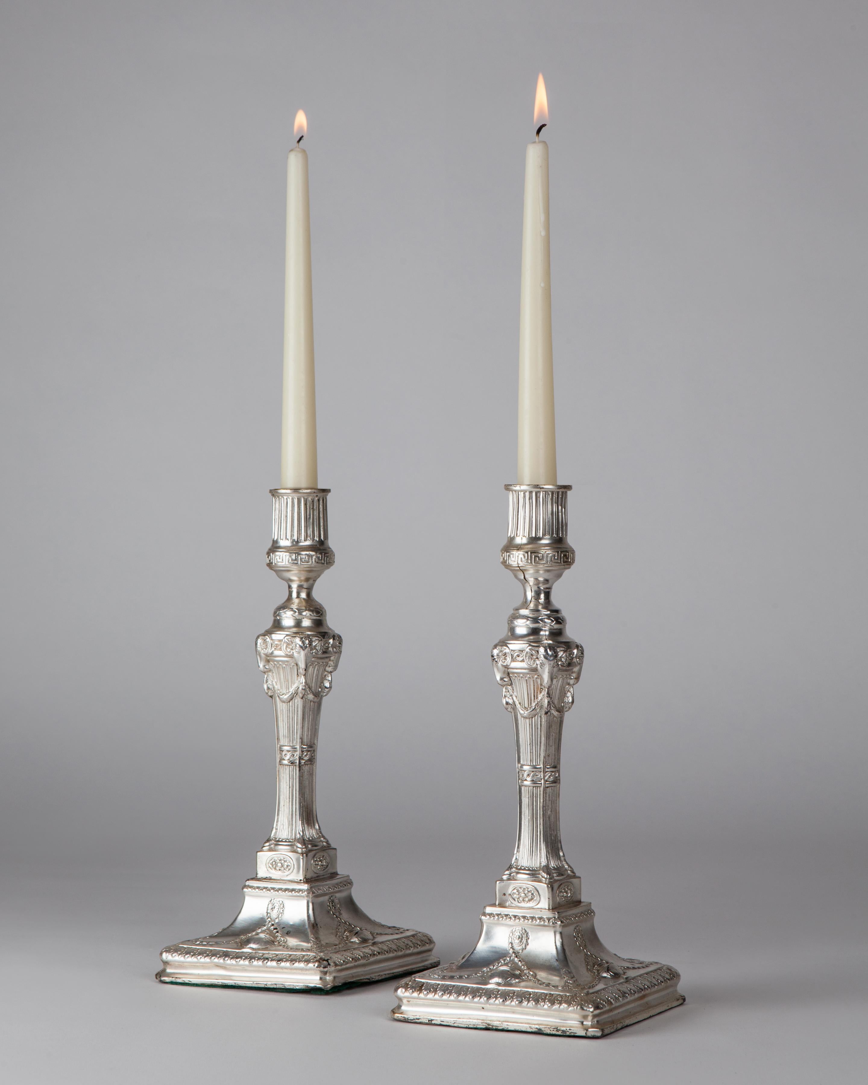 Coppia di candelieri barocchi in stile Luigi XVI in silverplate, 1880 circa In condizioni buone in vendita a New York, NY