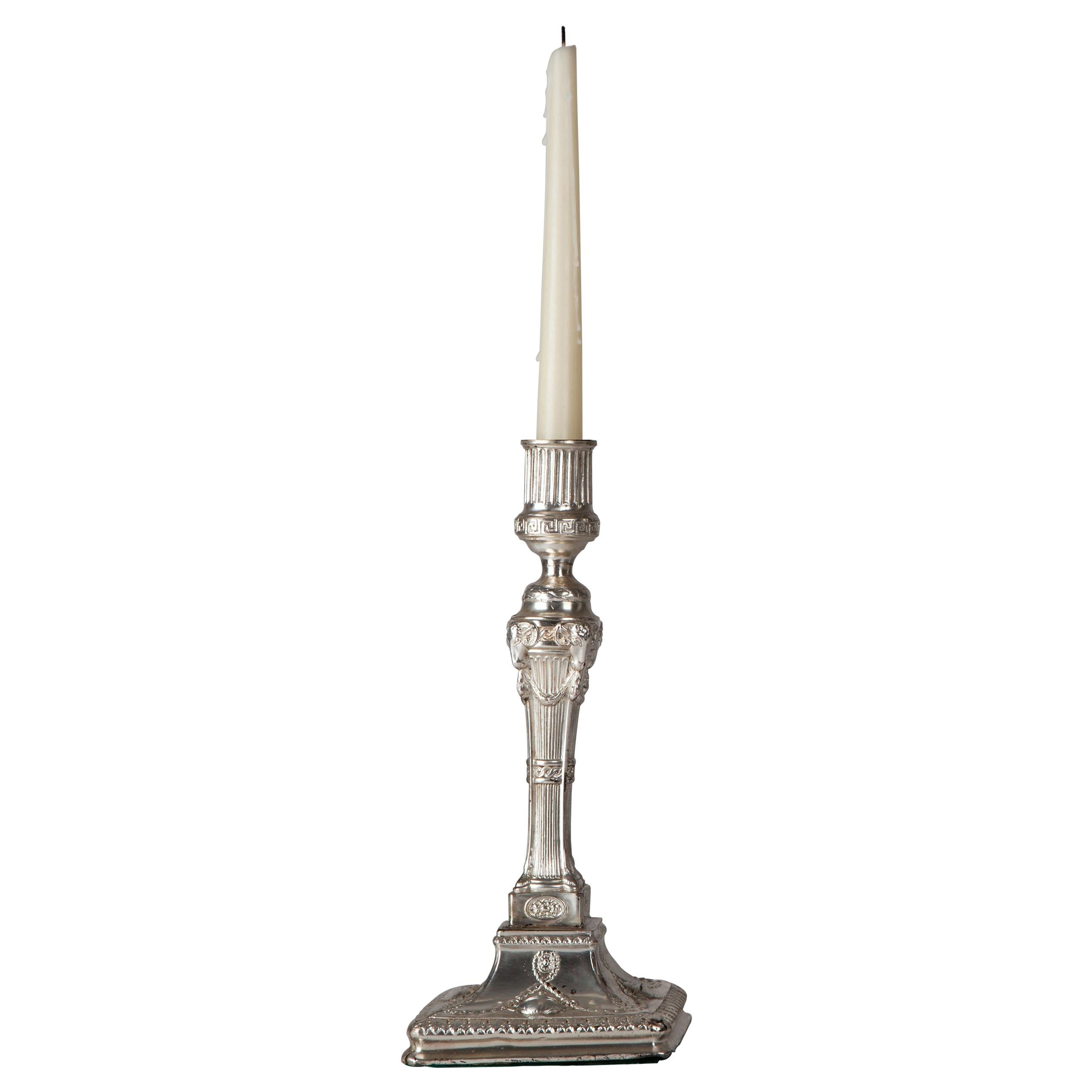 Coppia di candelieri in argenteria e rame in stile Luigi XVI, circa 1880.

Dimensioni:
Complessivamente: 12