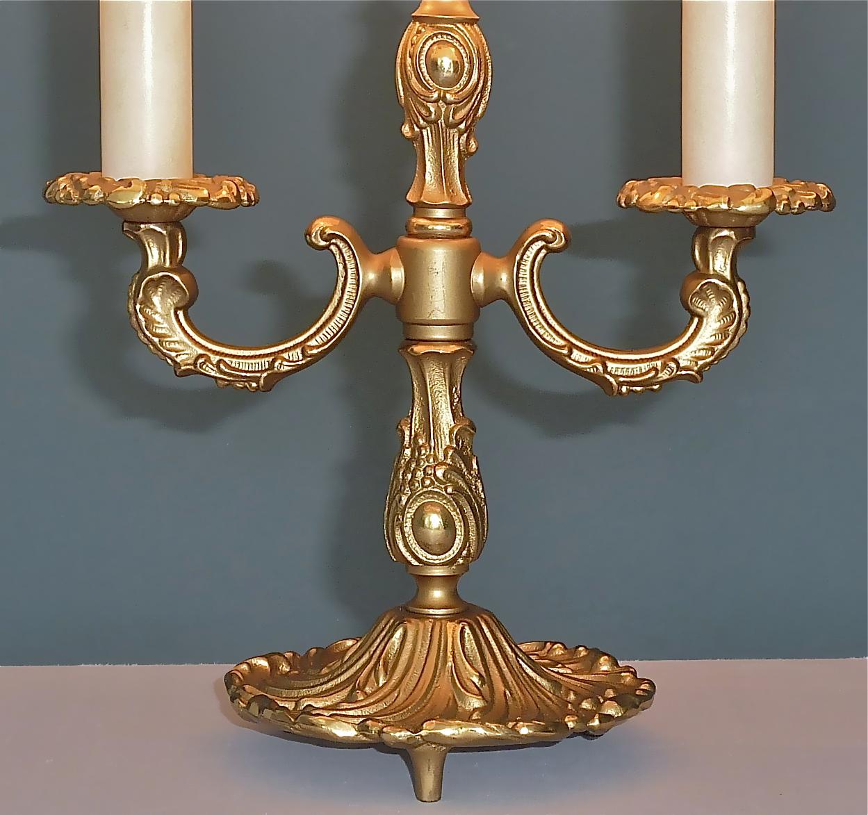 Patiné Baroque Maison Jansen Style Midcentury Table Lamp Brass Leaf Decor Germany 1950s en vente