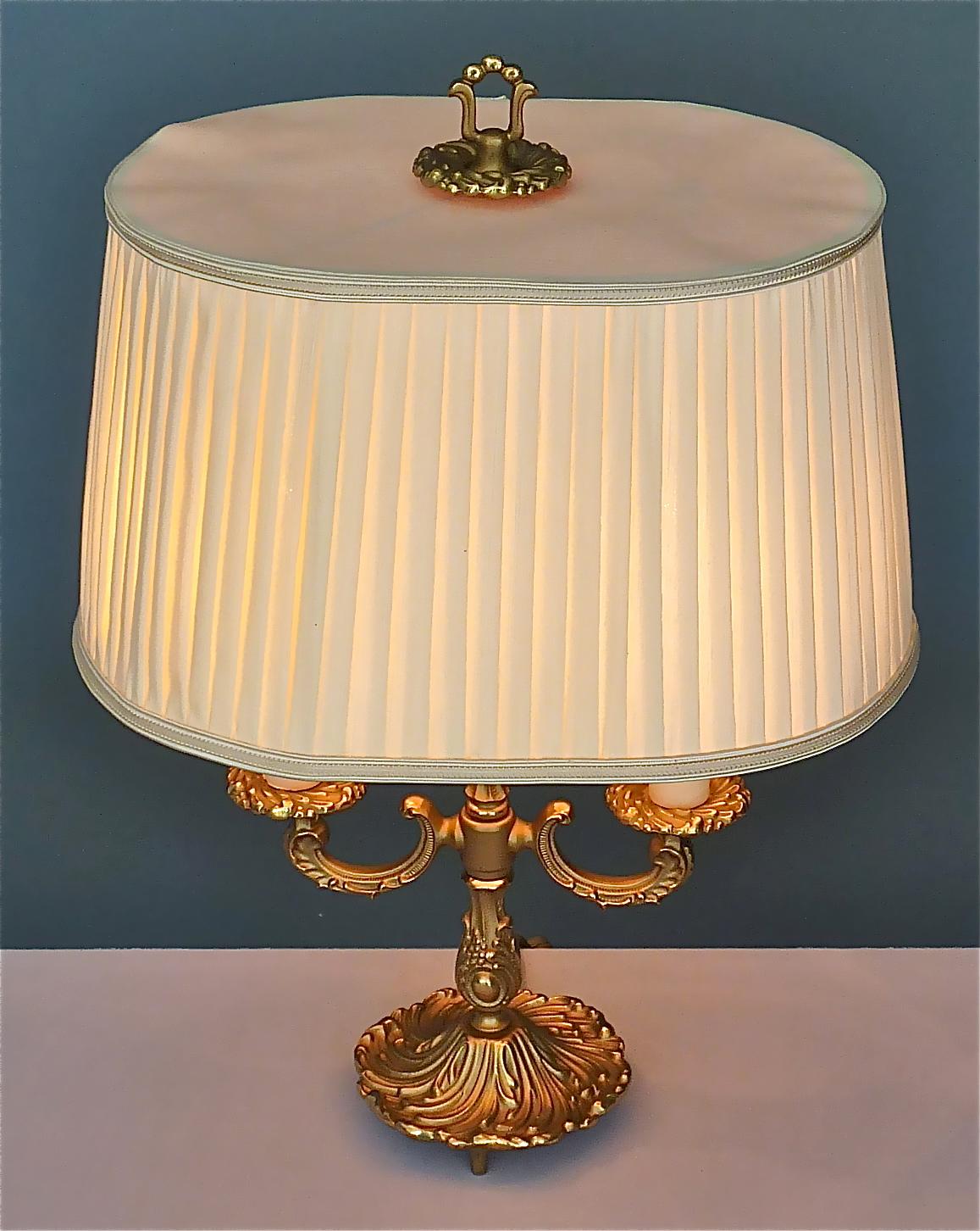 Laiton Baroque Maison Jansen Style Midcentury Table Lamp Brass Leaf Decor Germany 1950s en vente