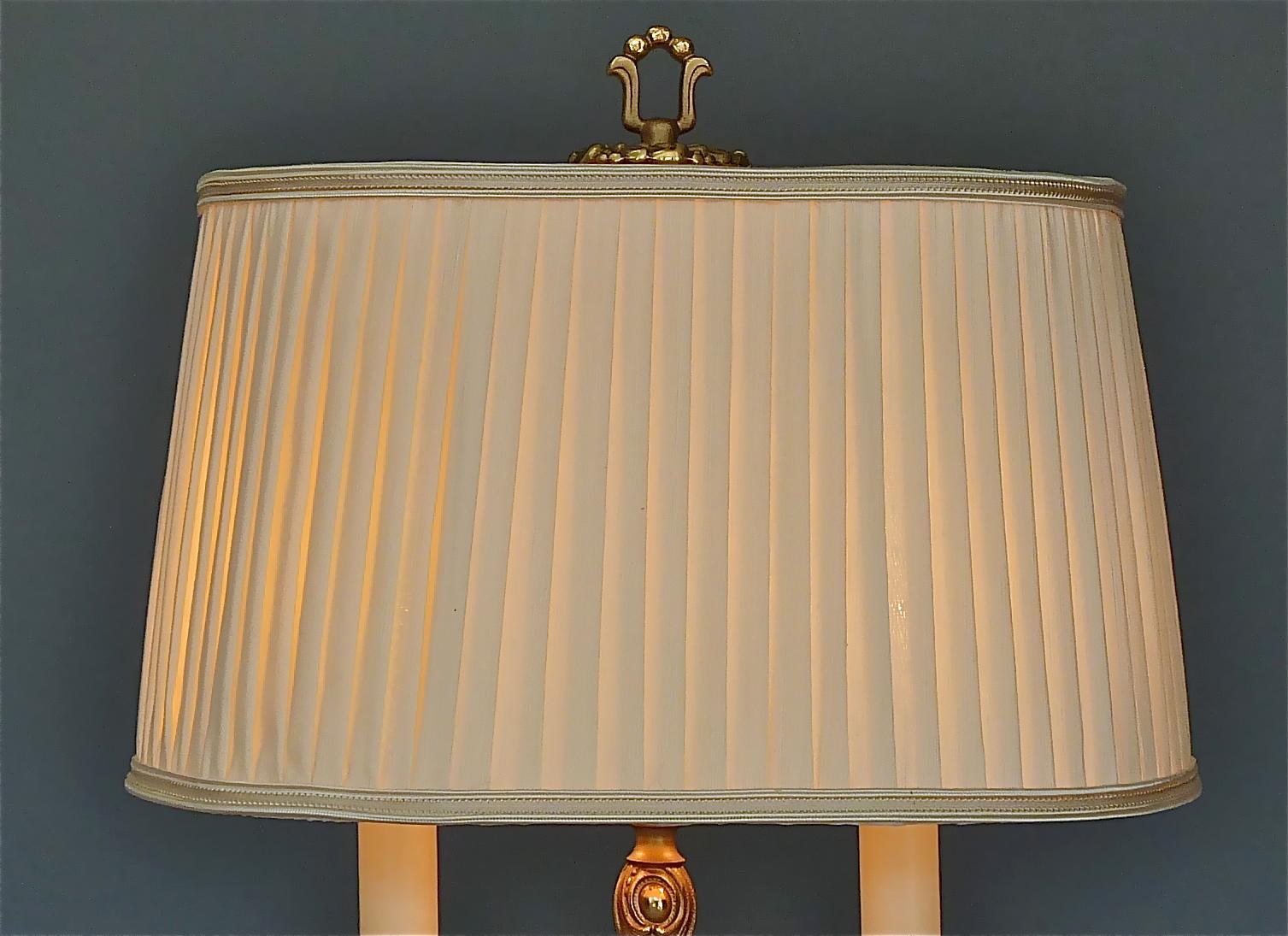 Baroque Maison Jansen Style Midcentury Table Lamp Brass Leaf Decor Germany 1950s en vente 1