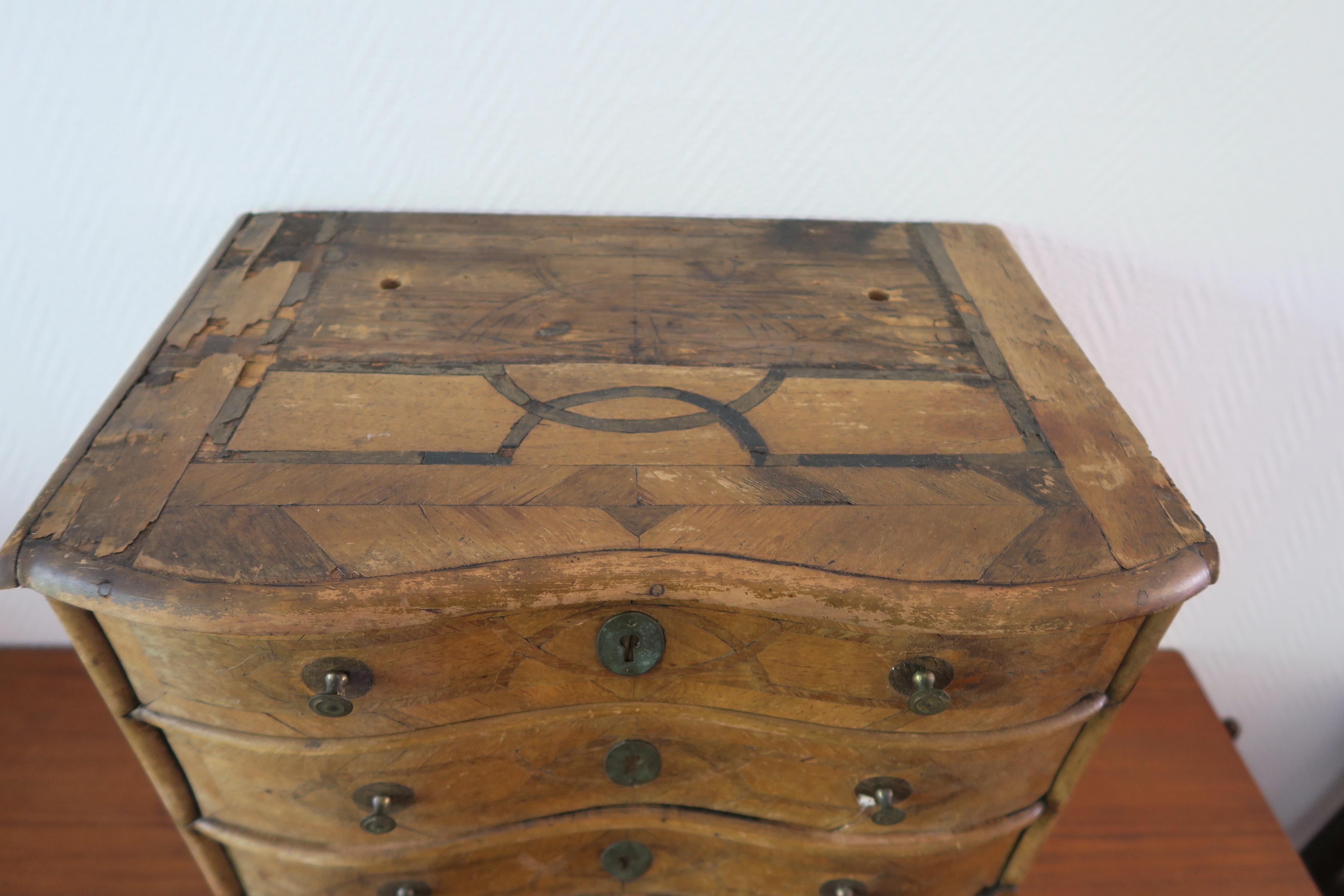 Cassapanca barocca in miniatura del XVIII secolo In condizioni discrete in vendita a Kiel, SH