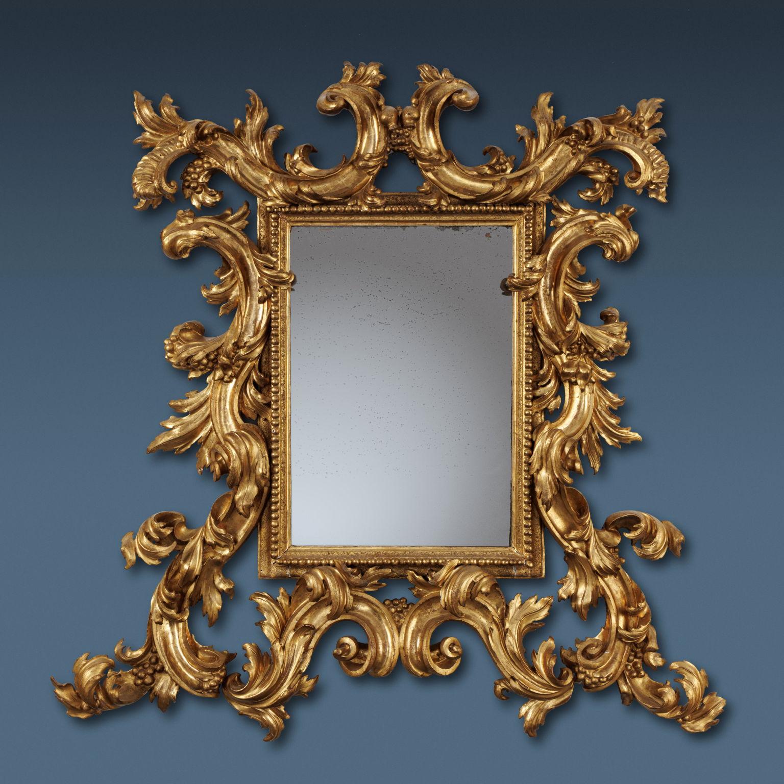 Grande cornice composta da una sporgenza intagliata con motivi di baccelli successivi; da questa si dipartono volute carnose e voluminose che terminano con un ricciolo, decorate con motivi fogliari, floreali e di piccoli frutti. Interamente dorato a