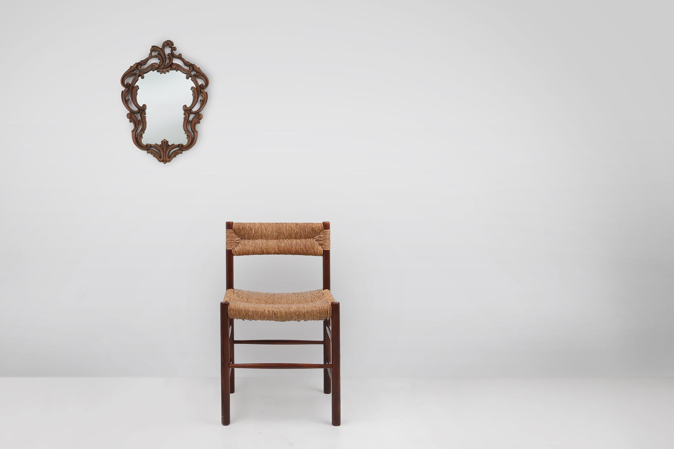 France / 1950 / miroir / chêne / mid-century / vintage / baroque

Miroir décoratif exquis en chêne, fabriqué à la main en France. Ce miroir de style baroque des années 50 est une incarnation étonnante de l'art et de l'élégance, s'intégrant