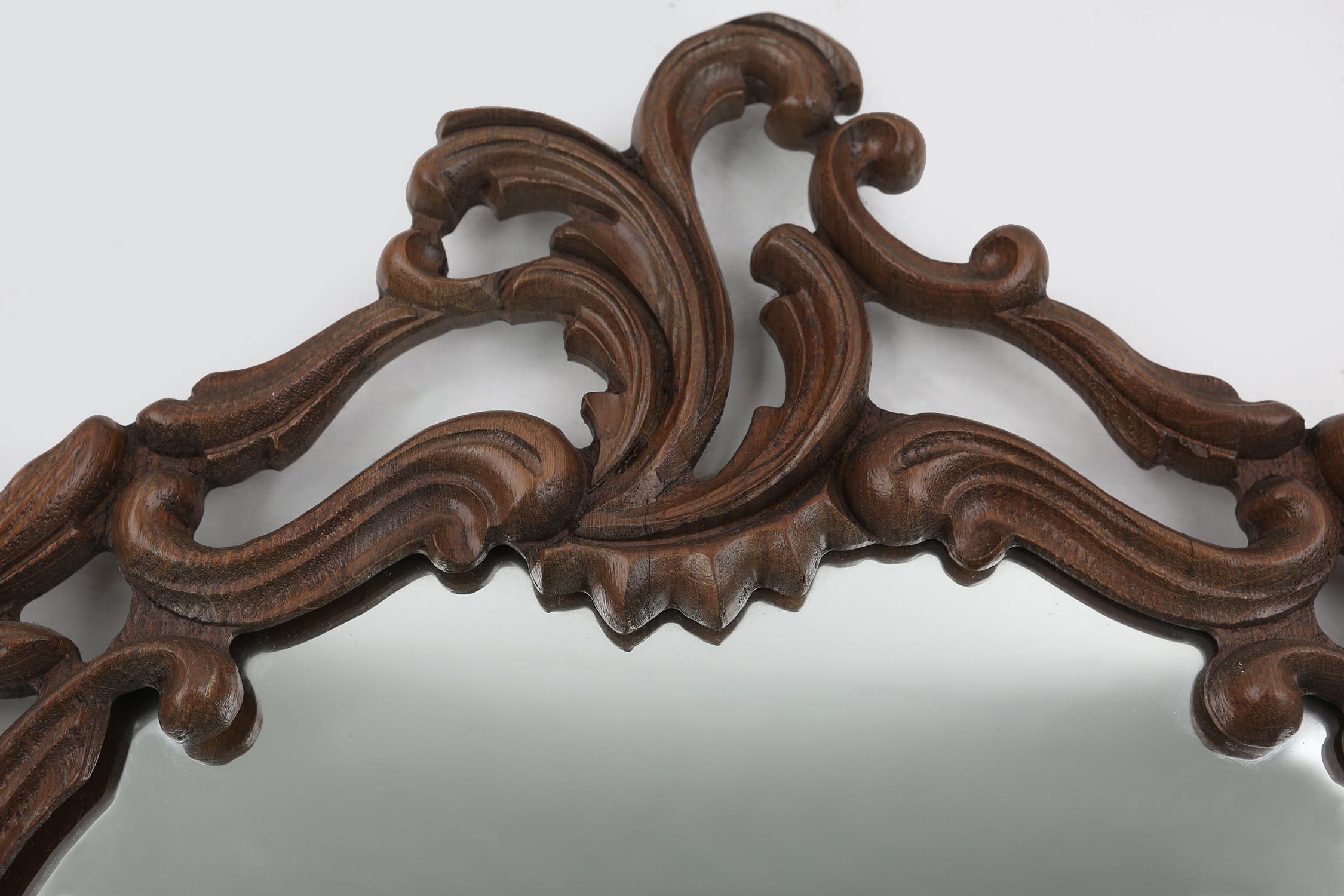 Baroque Miroir baroque avec cadre en chêne orné et sculpté à la main, France années 1950 en vente
