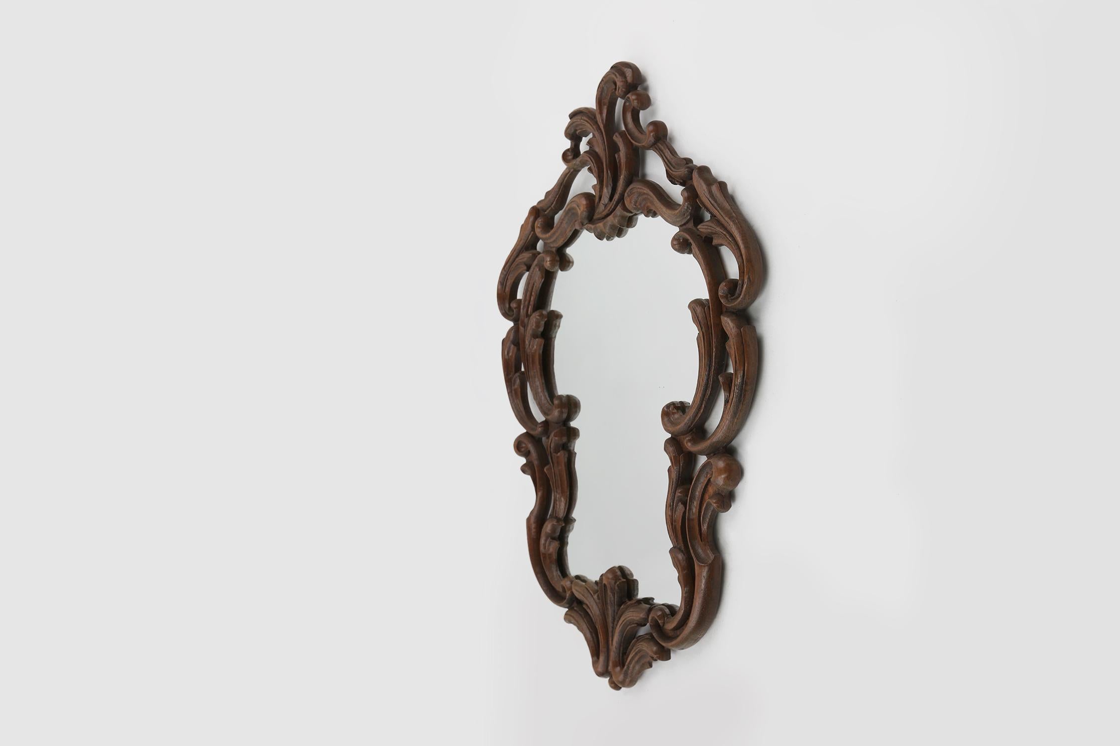 Français Miroir baroque avec cadre en chêne orné et sculpté à la main, France années 1950 en vente