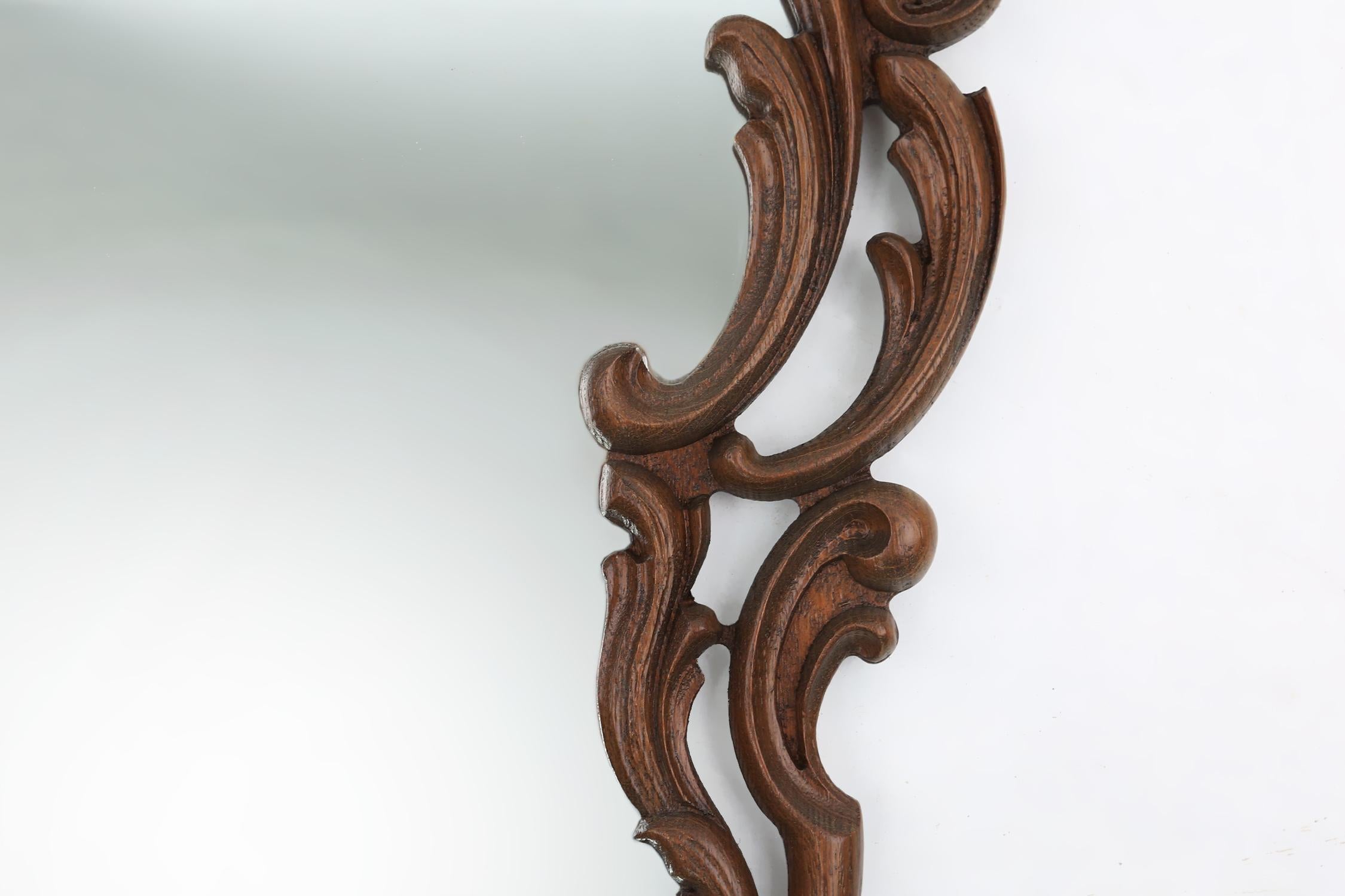 Fait main Miroir baroque avec cadre en chêne orné et sculpté à la main, France années 1950 en vente