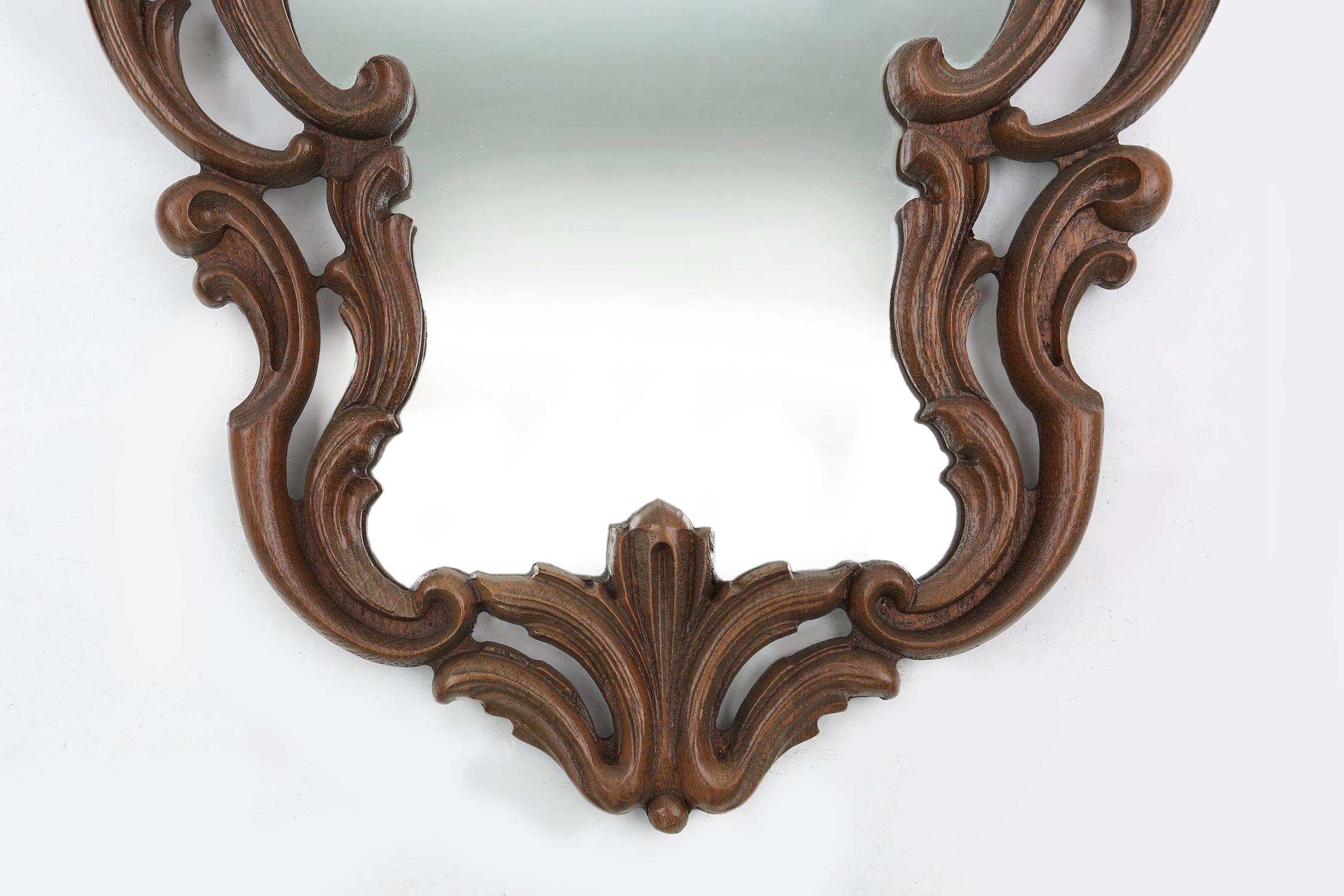 Miroir baroque avec cadre en chêne orné et sculpté à la main, France années 1950 Bon état - En vente à Meulebeke, BE