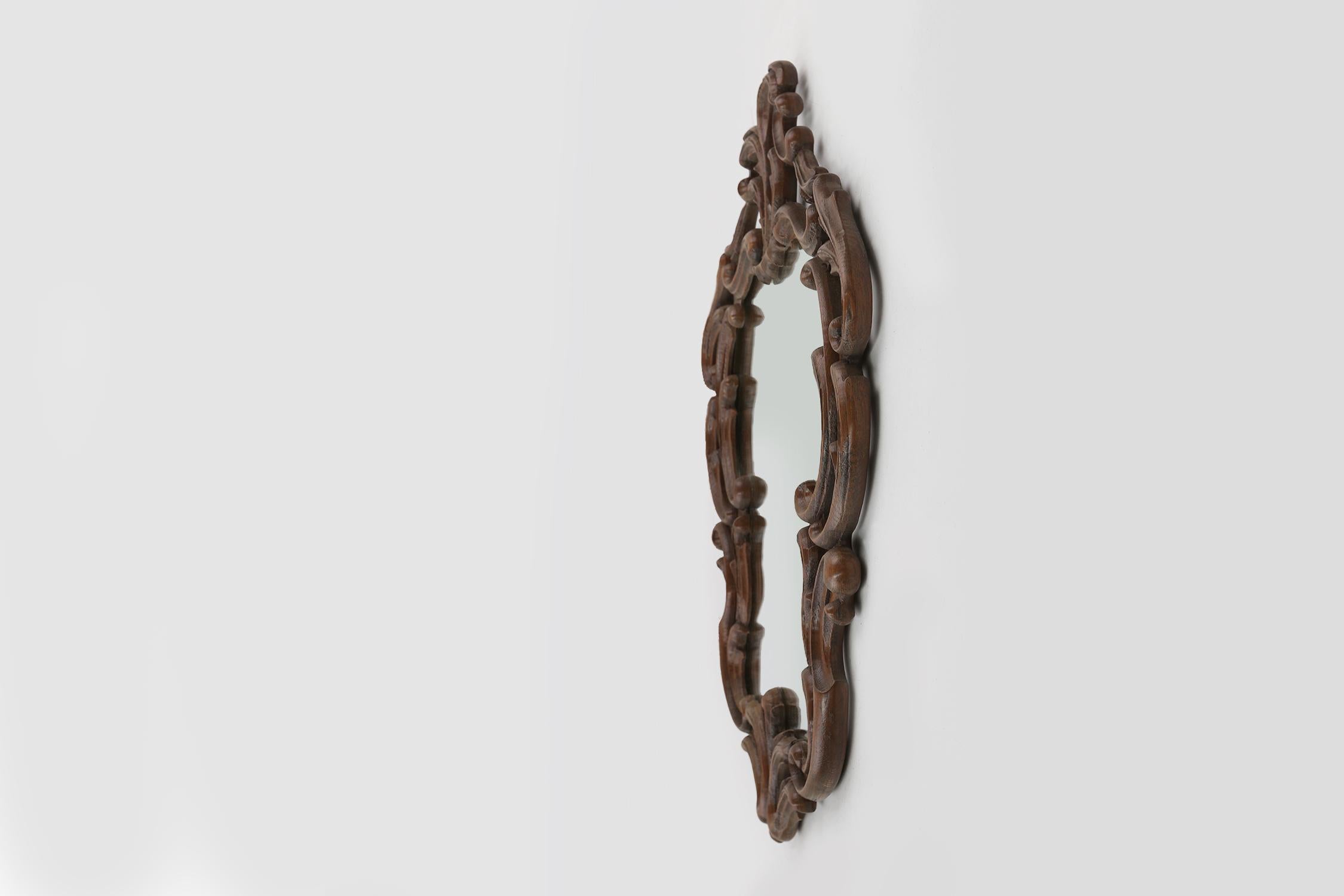 Milieu du XXe siècle Miroir baroque avec cadre en chêne orné et sculpté à la main, France années 1950 en vente