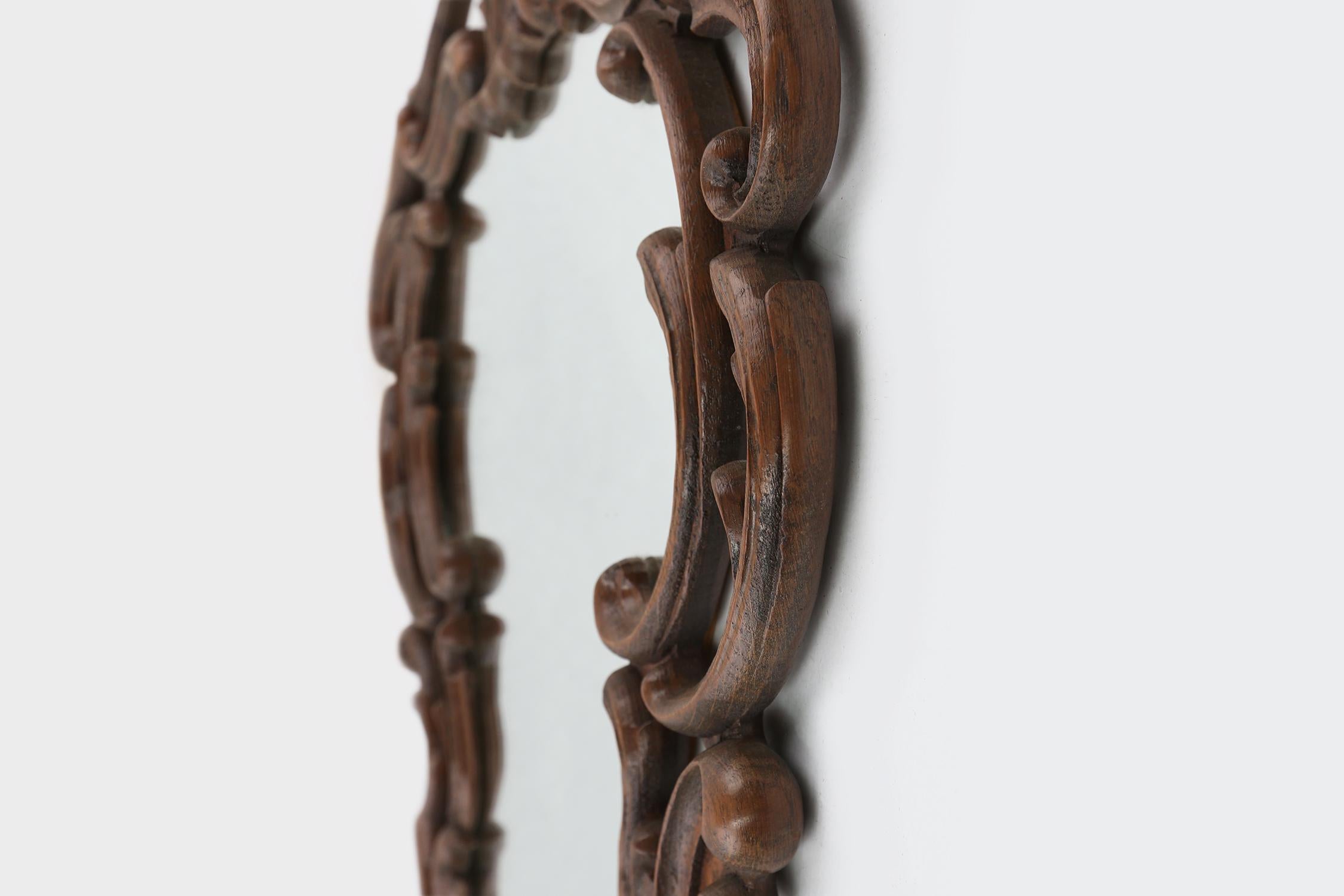 Miroir baroque avec cadre en chêne orné et sculpté à la main, France années 1950 en vente 1
