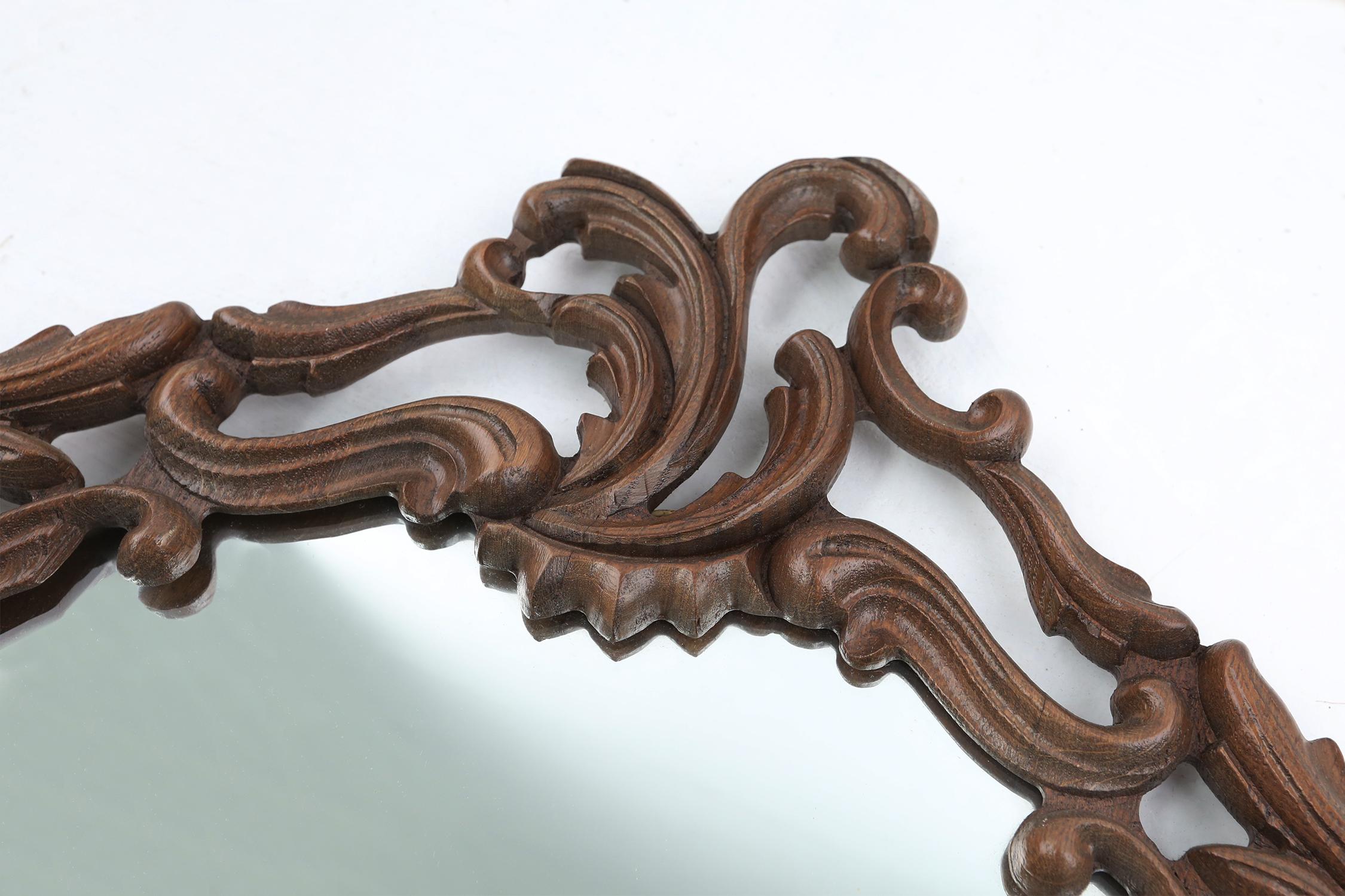 Miroir baroque avec cadre en chêne orné et sculpté à la main, France années 1950 en vente 2
