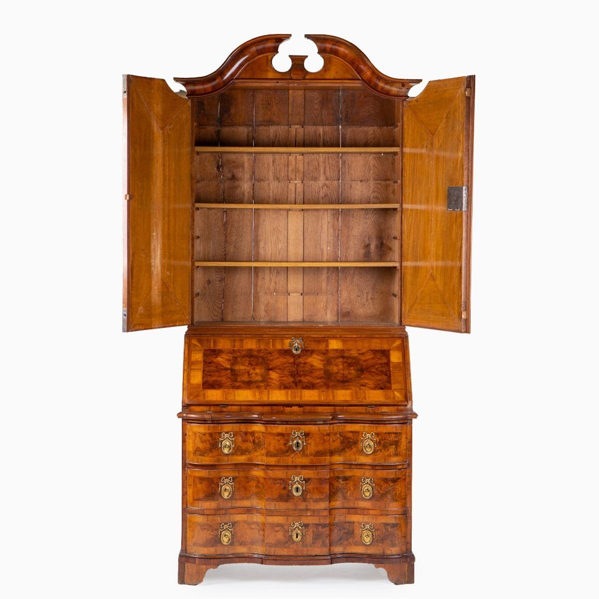 An elegant and architecturally refined 18th-century Baroque secretary desk crafted in oak and beautifully veneered with mirror-cut walnut in a classic and distinctive Baroque design.
The thick, hand-cut veneer work is characteristic of the period