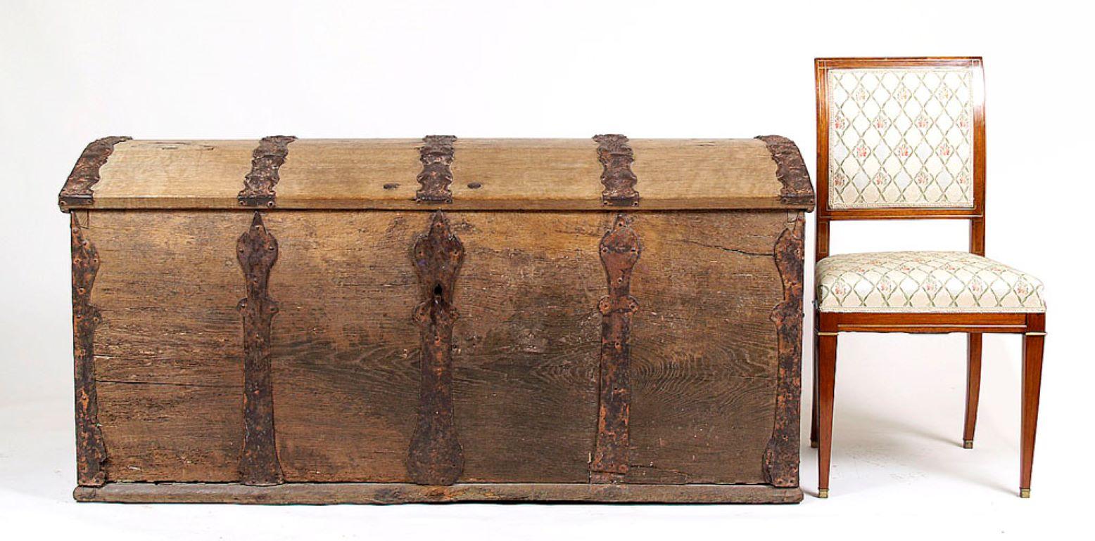 Baroque Oak Chest from the Mid-18th Century For Sale 1
