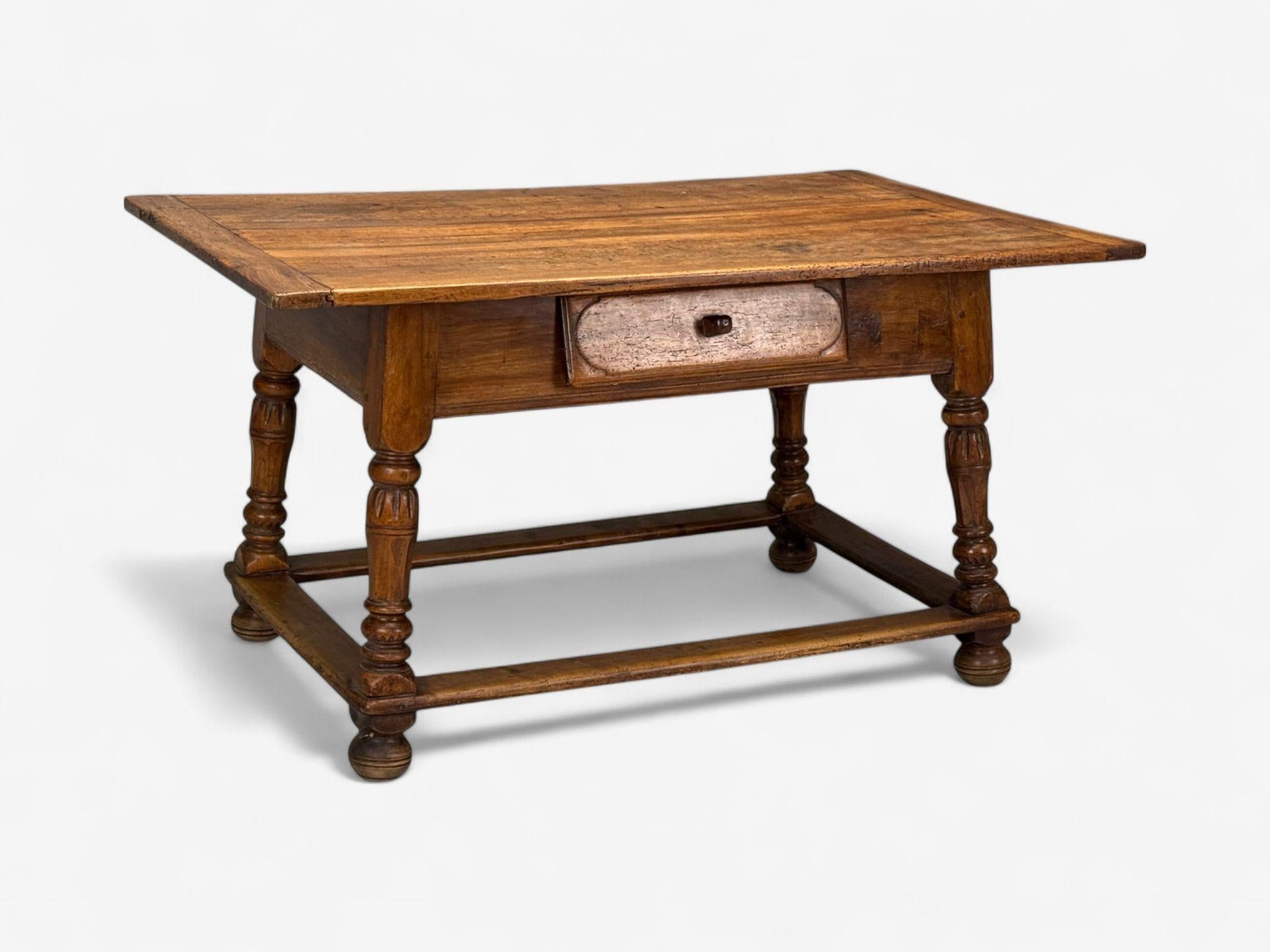 Mesa barroca, de roble, consola o centro, Francia, S. XVIII

Consola de roble del siglo XVIII que presenta una magnífica pátina pesada en toda su superficie, un tablero de madera desmontable y un cajón singular, un bastidor rectangular y patas