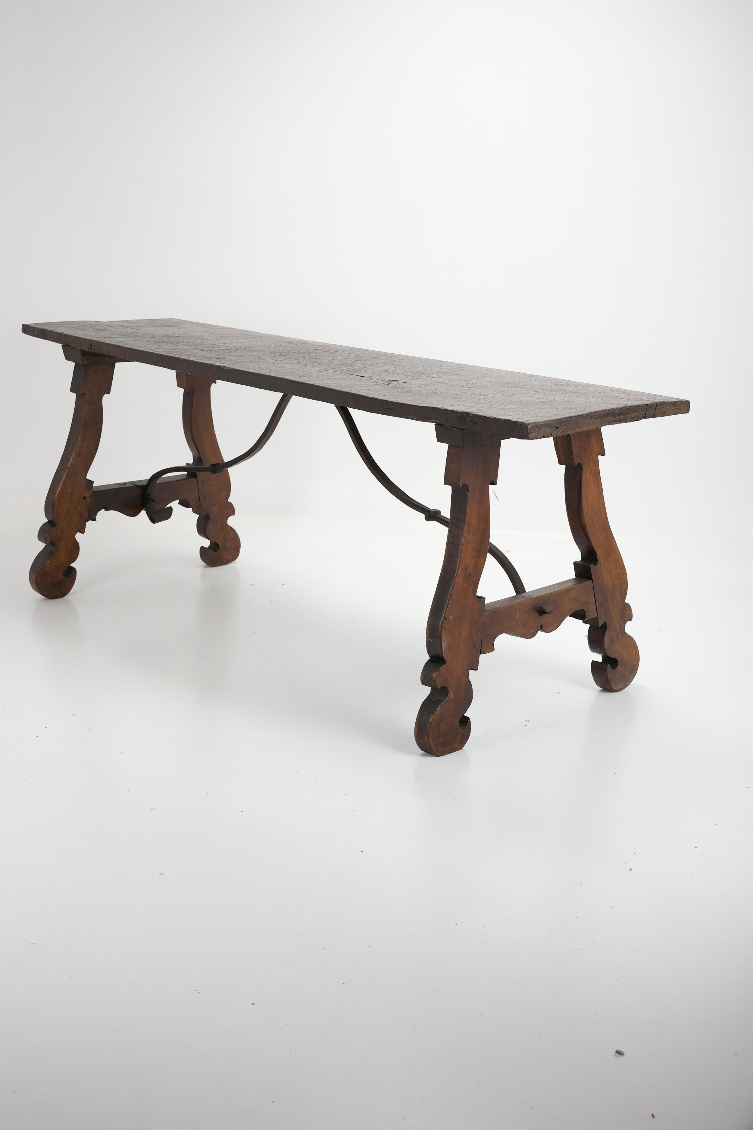 Barocke Eiche Tisch, 
Italien 1760

Dieser außergewöhnliche Barocktisch, der 1760 in Italien gefertigt wurde, ist das beste Beispiel für traditionelle Handwerkskunst. Die große Tischplatte aus massivem Eichenholz weist schöne, filigrane Abdrücke