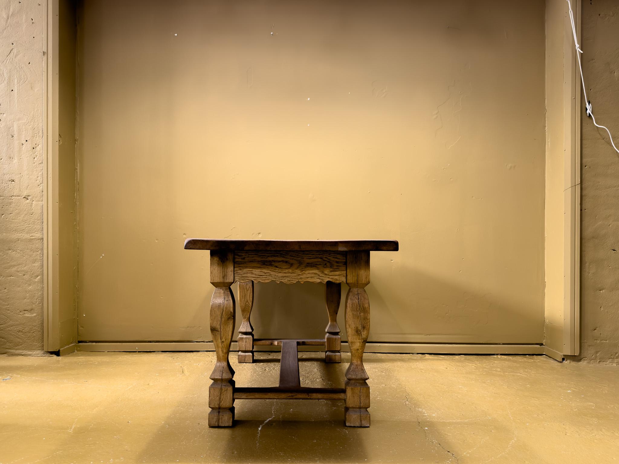 Cette table de salle à manger baroque danoise du XVIIIe siècle est un exemple étonnant d'artisanat intemporel et de design sophistiqué. Fabriquée en chêne massif, cette pièce présente un riche grain naturel et une patine chaude qui s'est développée