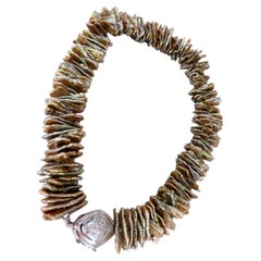 Collar de perlas de forma irregular de estilo barroco con cierre de diamantes de oro de 14 quilates*