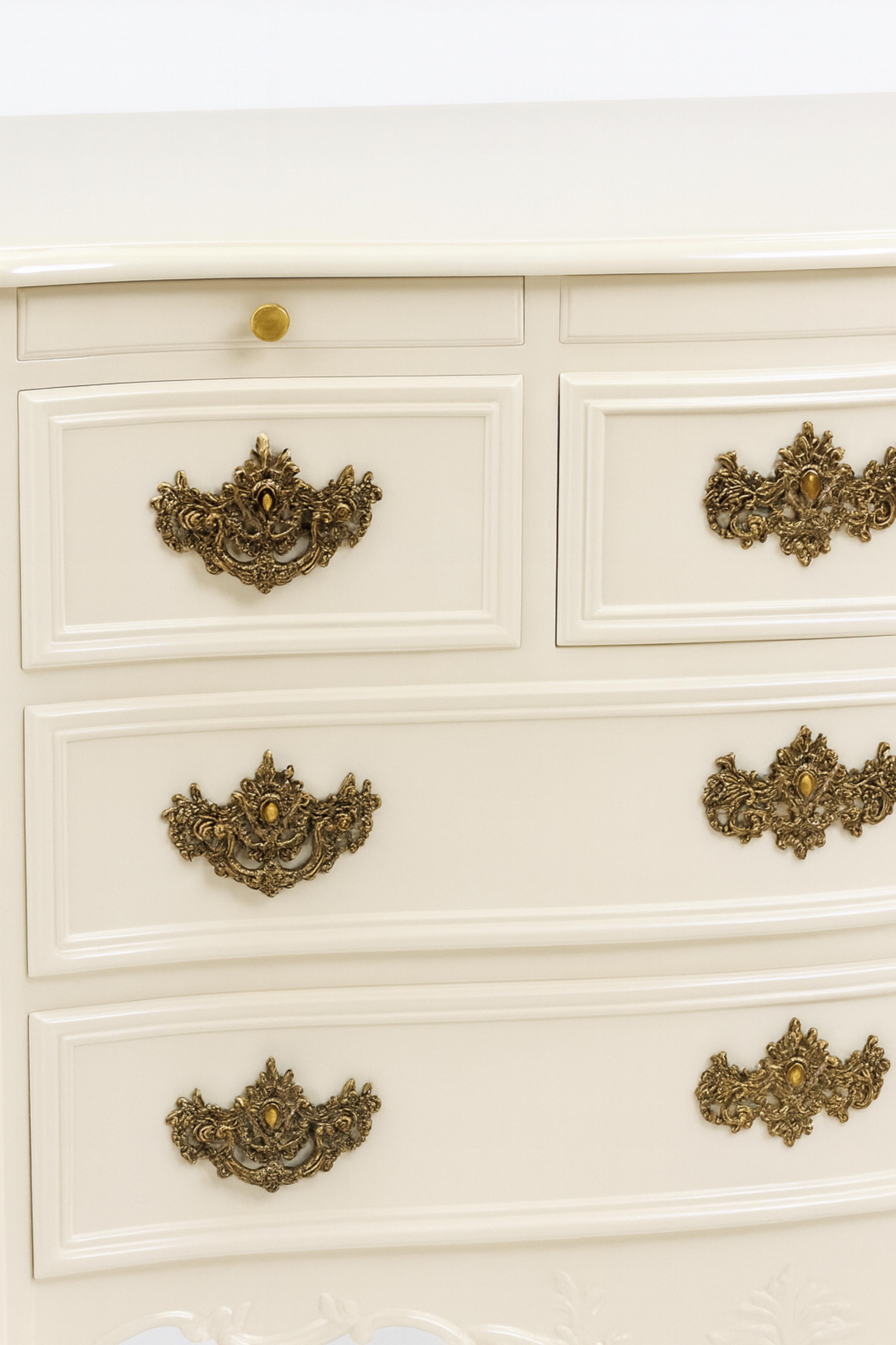 Baroque Off White Lacquer Chest Of Drawers, 19th Century Barroco en venta