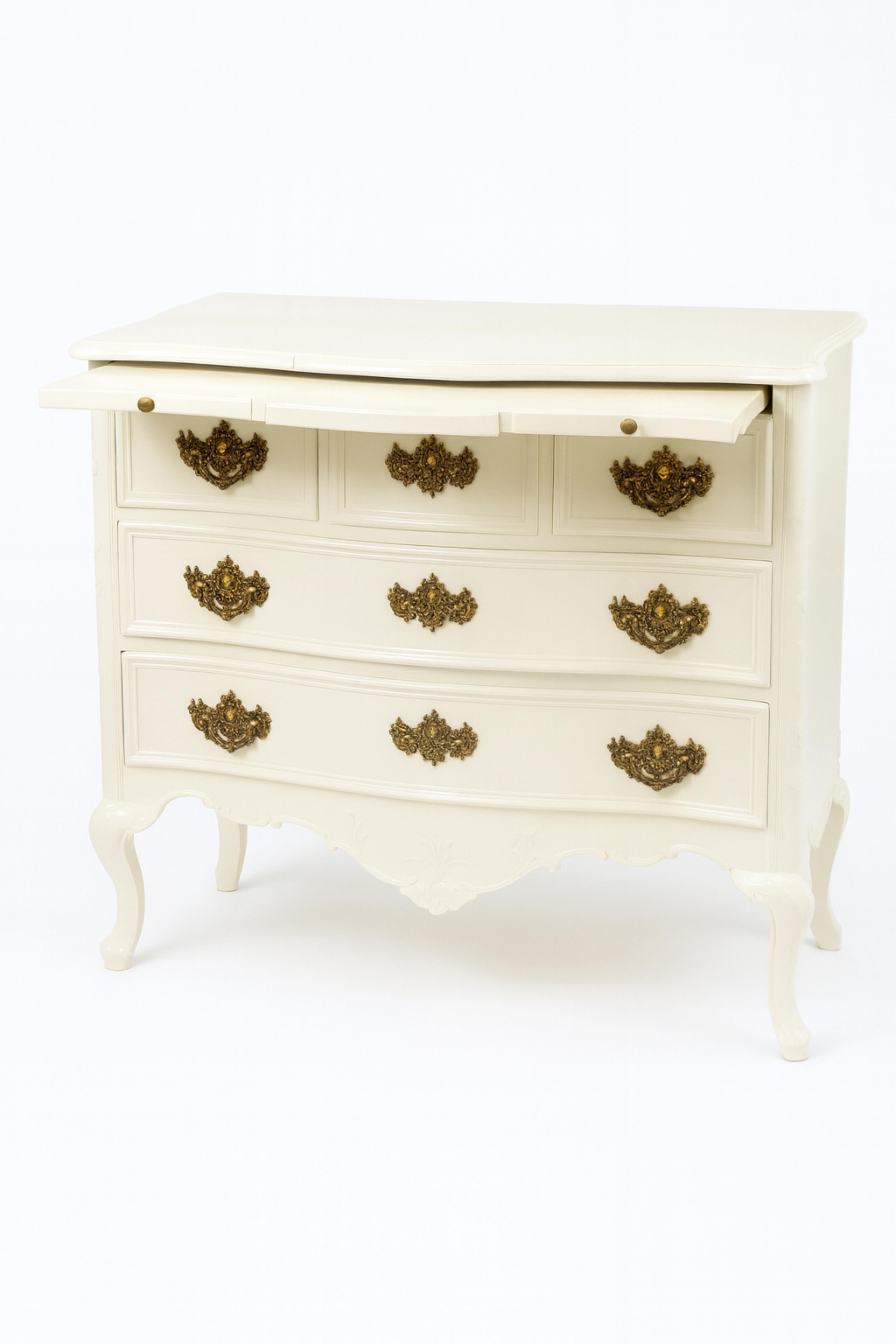 Baroque Off White Lacquer Chest Of Drawers, 19th Century Portugués en venta
