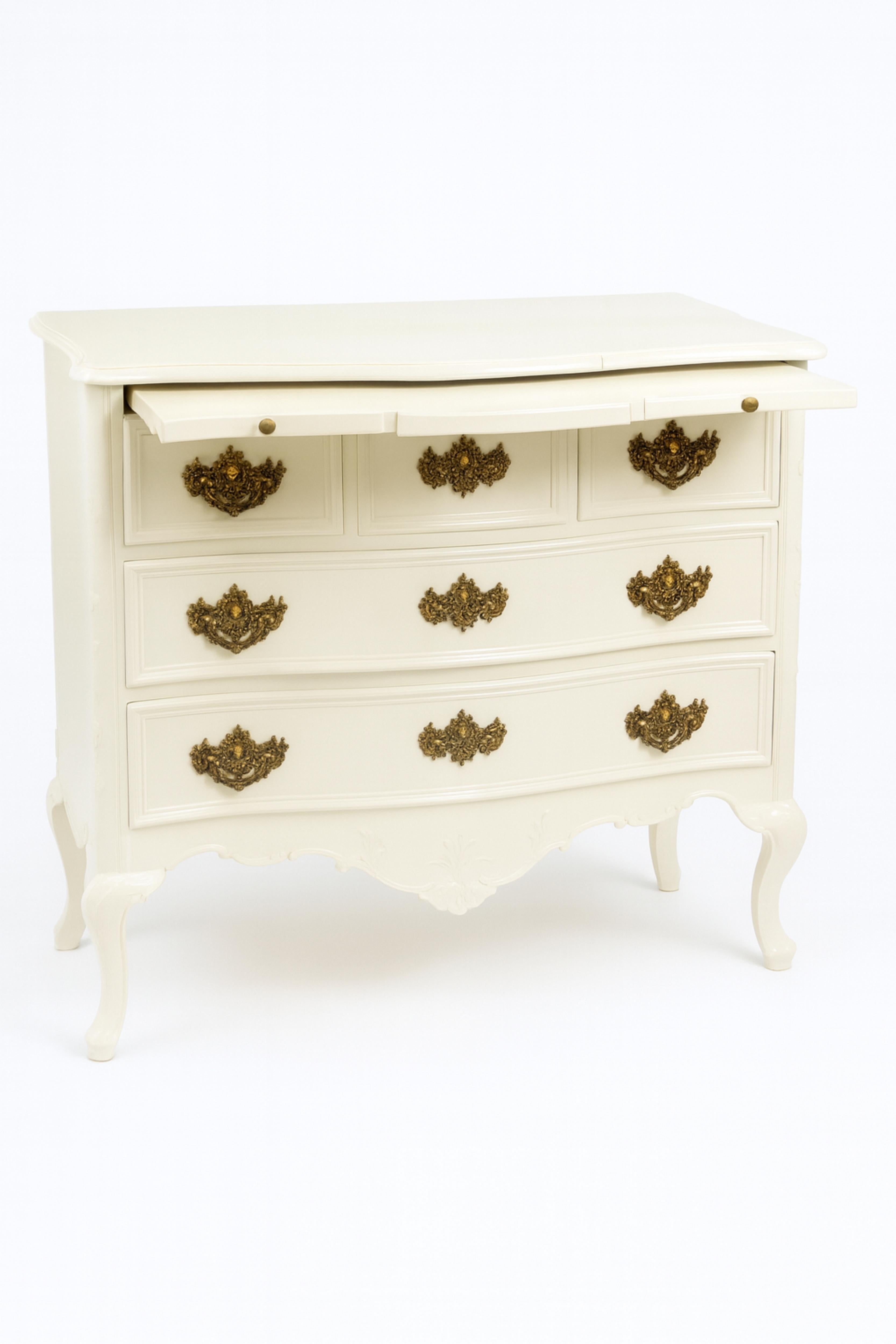 Baroque Off White Lacquer Chest Of Drawers, 19th Century en Bueno estado para la venta en Lisbon, PT