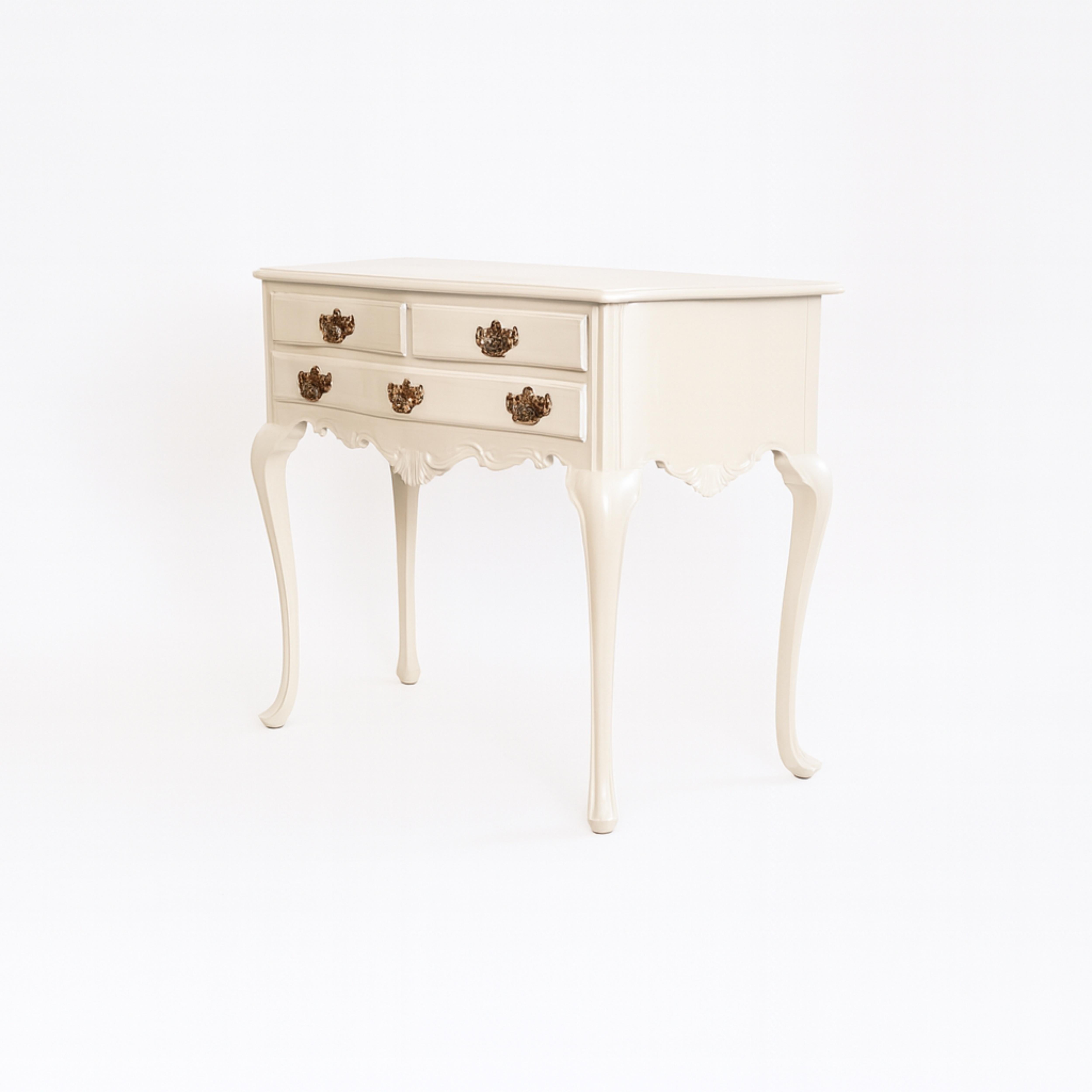 Baroque Off White Lacquer Commode, 19th Century In Good Condition For Sale In Lisbon, PT