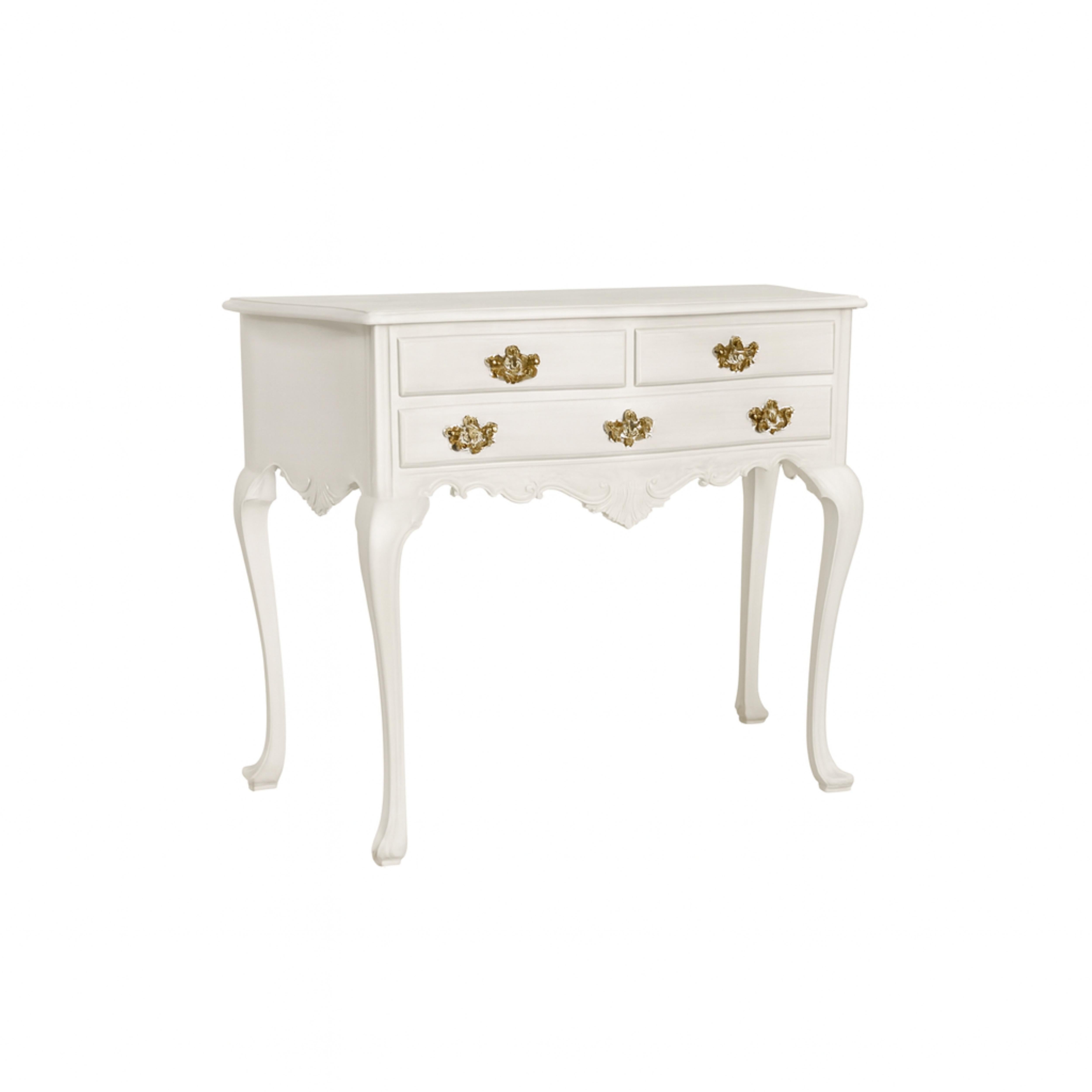 Una cómoda de nogal de mesa de estilo barroco con un elegante color blanco roto (referencia de color: #F2F0EF) con dos cajones, faldón de marquetería vegetal y patas bombée, tres cajones y herrajes dorados con un acabado lacado en blanco roto 
