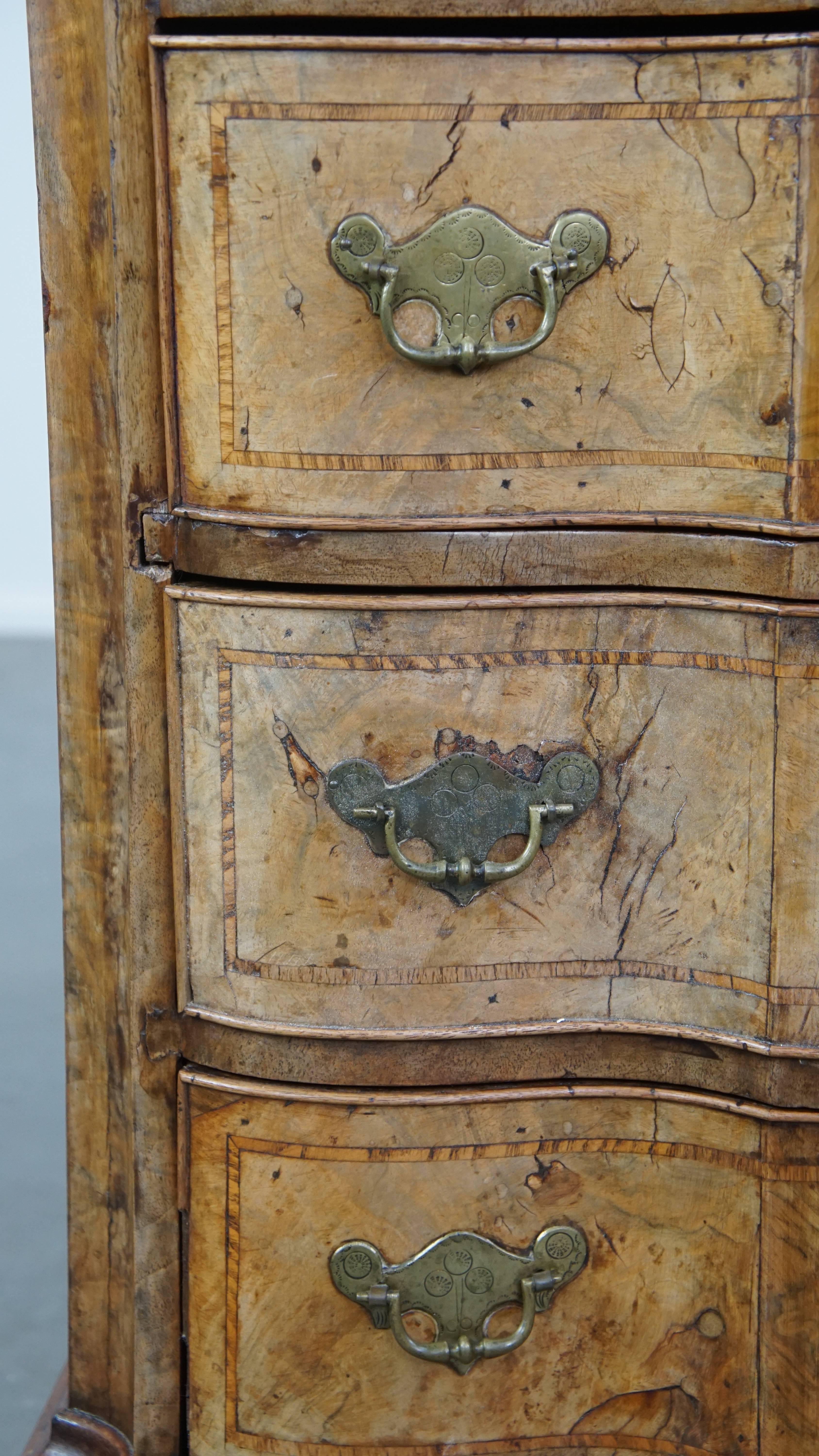 Commode ancienne baroque en noyer courbé d'orgue du 18e siècle en vente 4