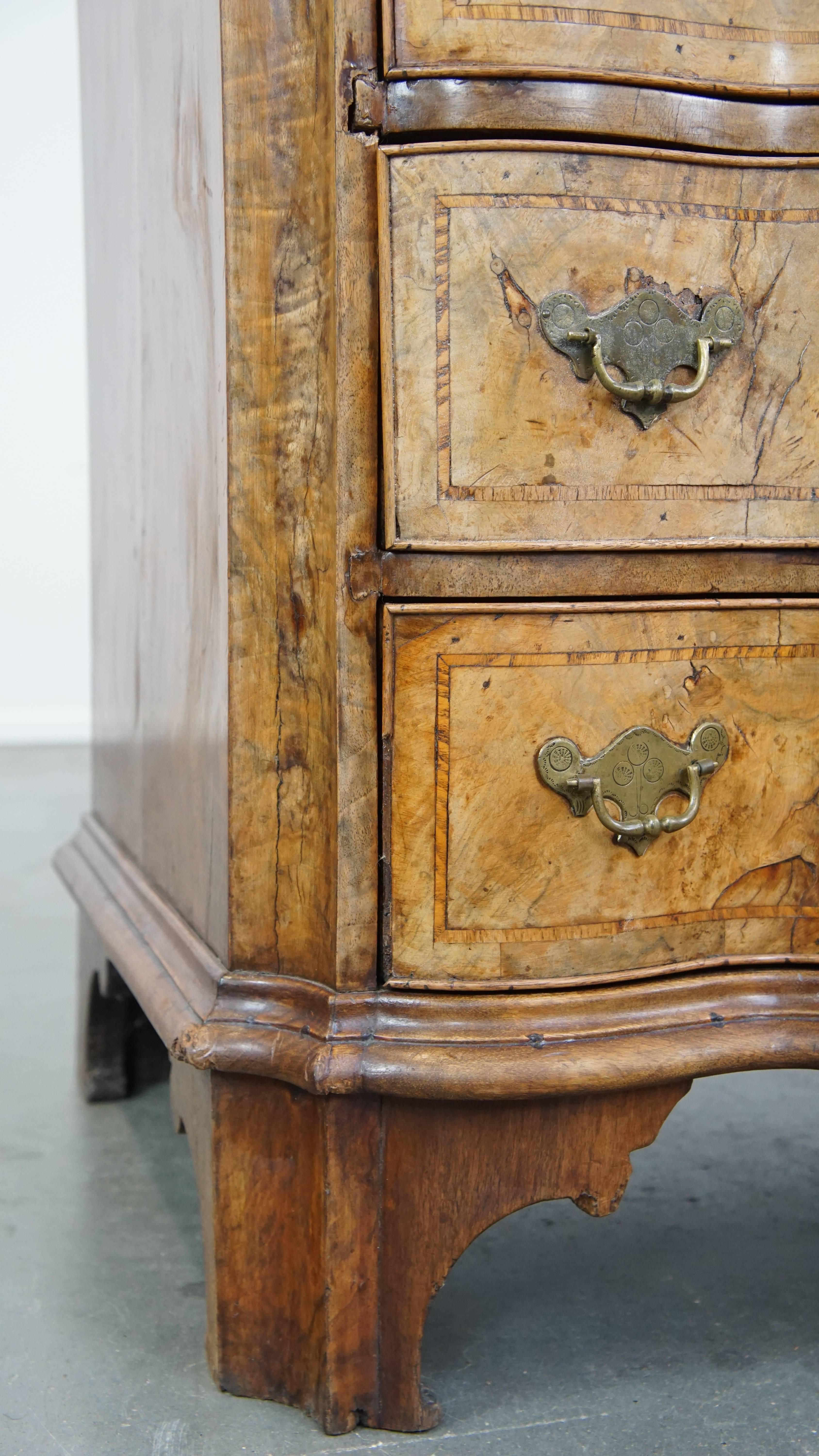 Commode ancienne baroque en noyer courbé d'orgue du 18e siècle en vente 5