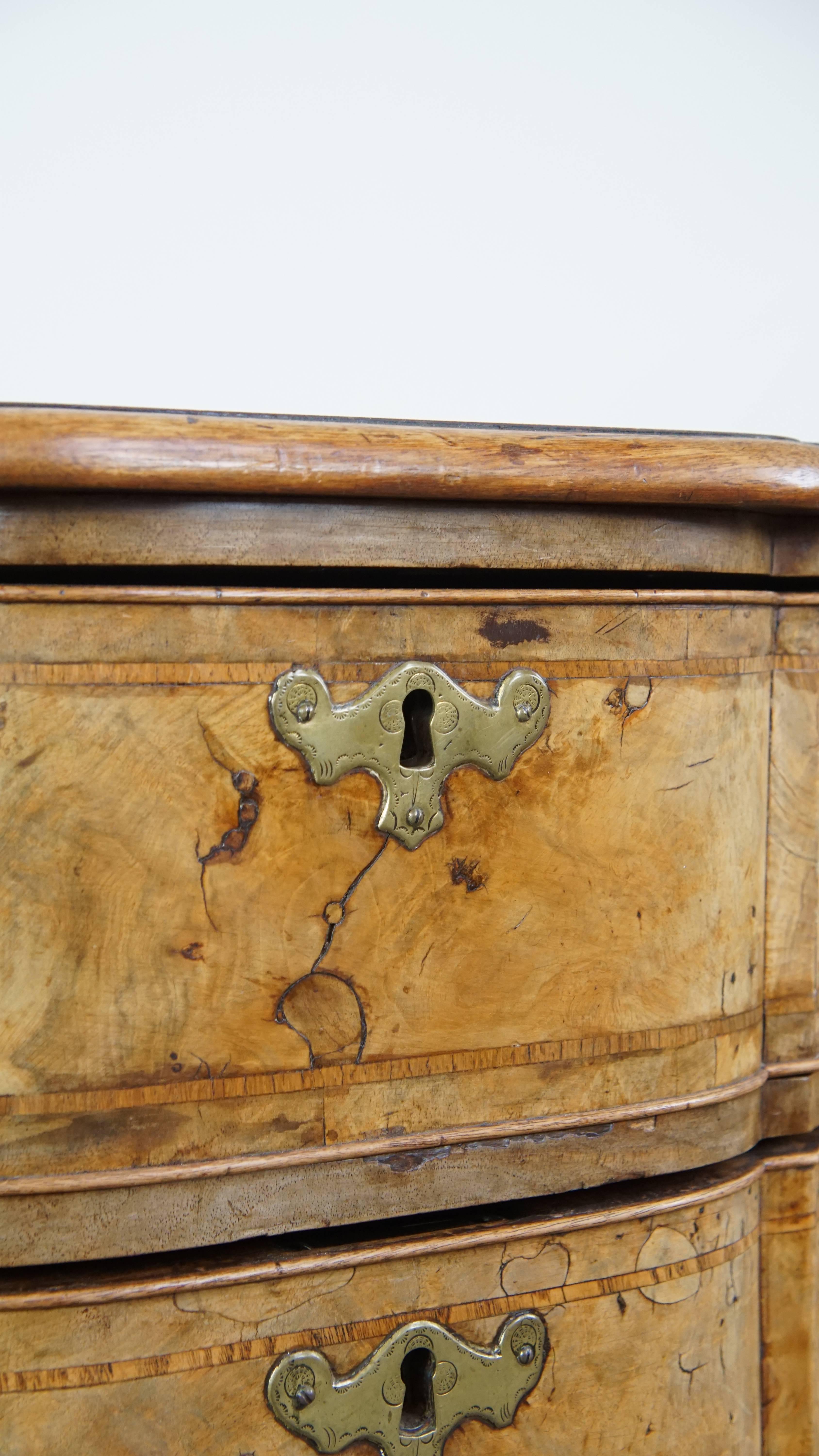 Commode ancienne baroque en noyer courbé d'orgue du 18e siècle en vente 6