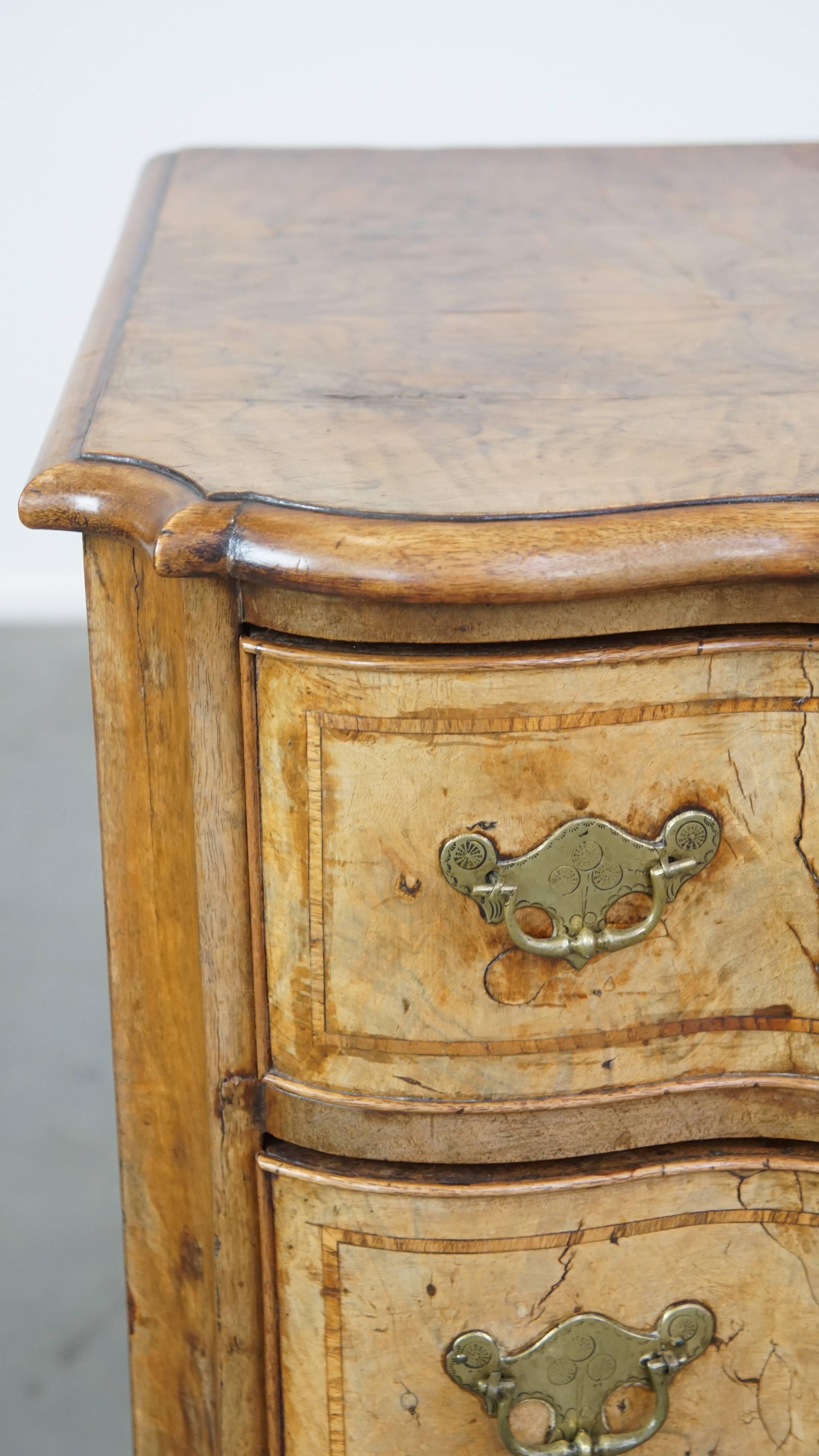 Commode ancienne baroque en noyer courbé d'orgue du 18e siècle en vente 7