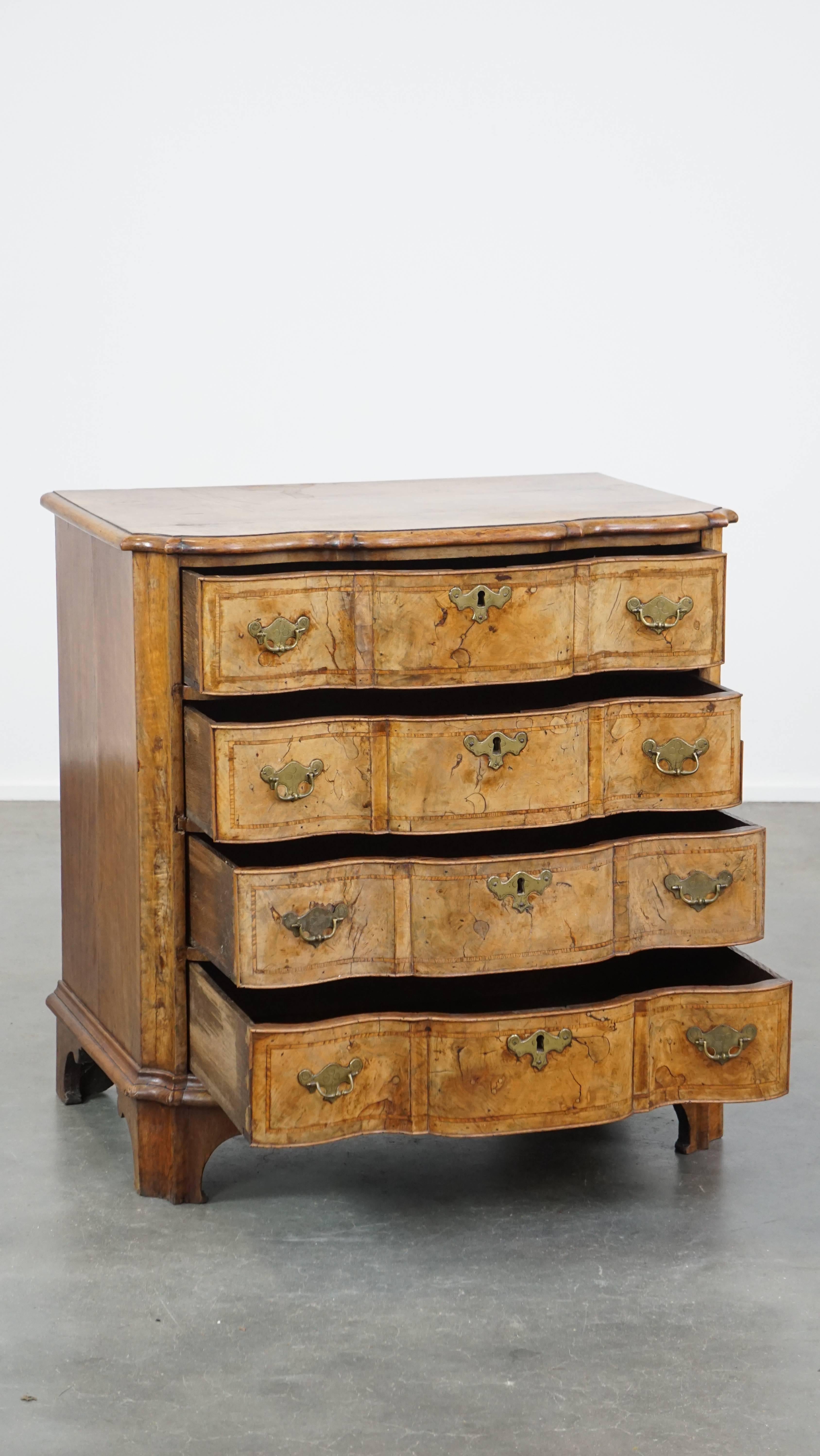 Cette commode en ronce de noyer est un complément idéal pour les amateurs d'antiquités authentiques et luxueuses. Ses formes courbes et élégantes en font un véritable point de mire. En outre, il comporte 4 tiroirs pour ranger vos objets de valeur.