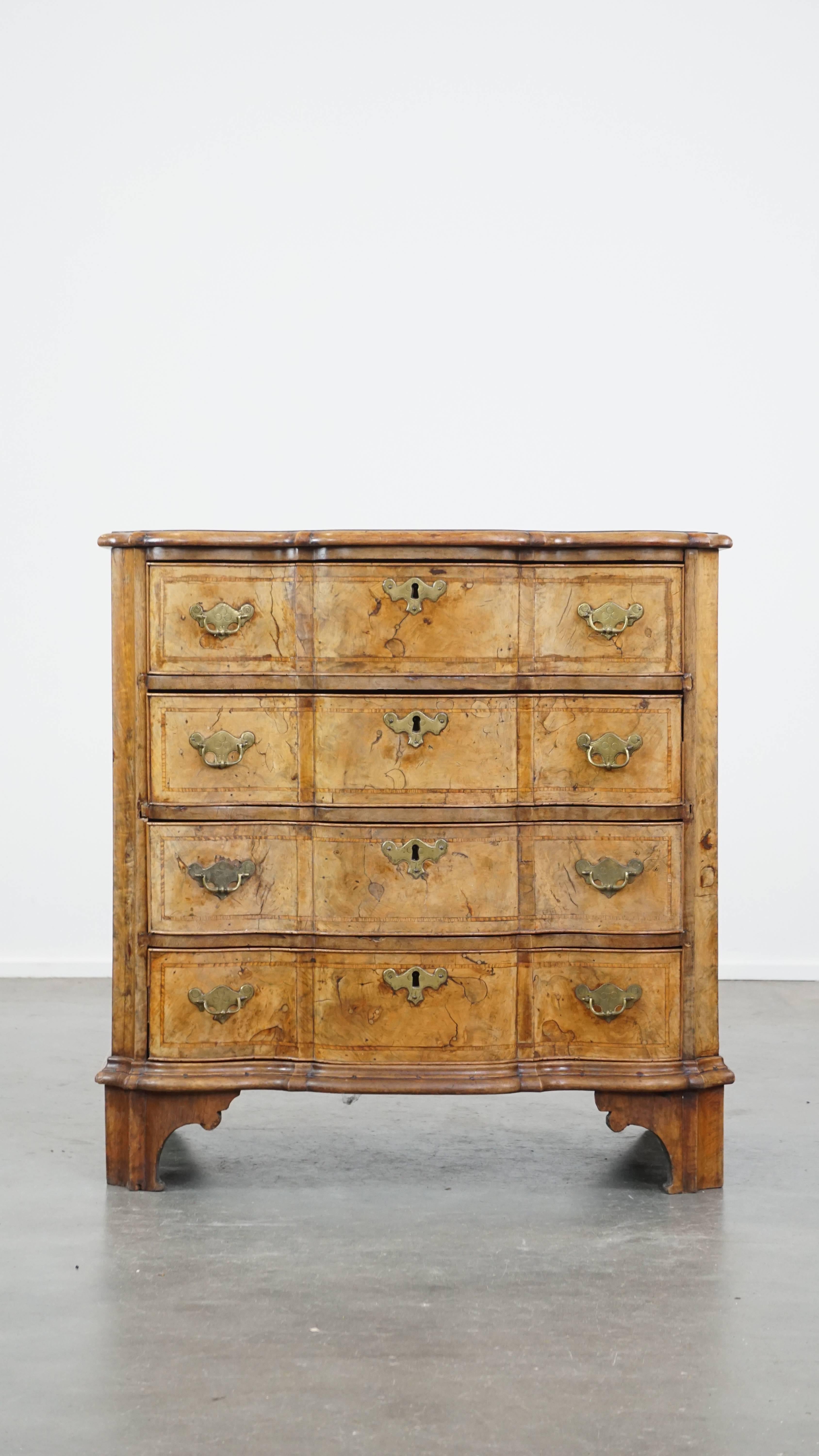 Baroque Commode ancienne baroque en noyer courbé d'orgue du 18e siècle en vente