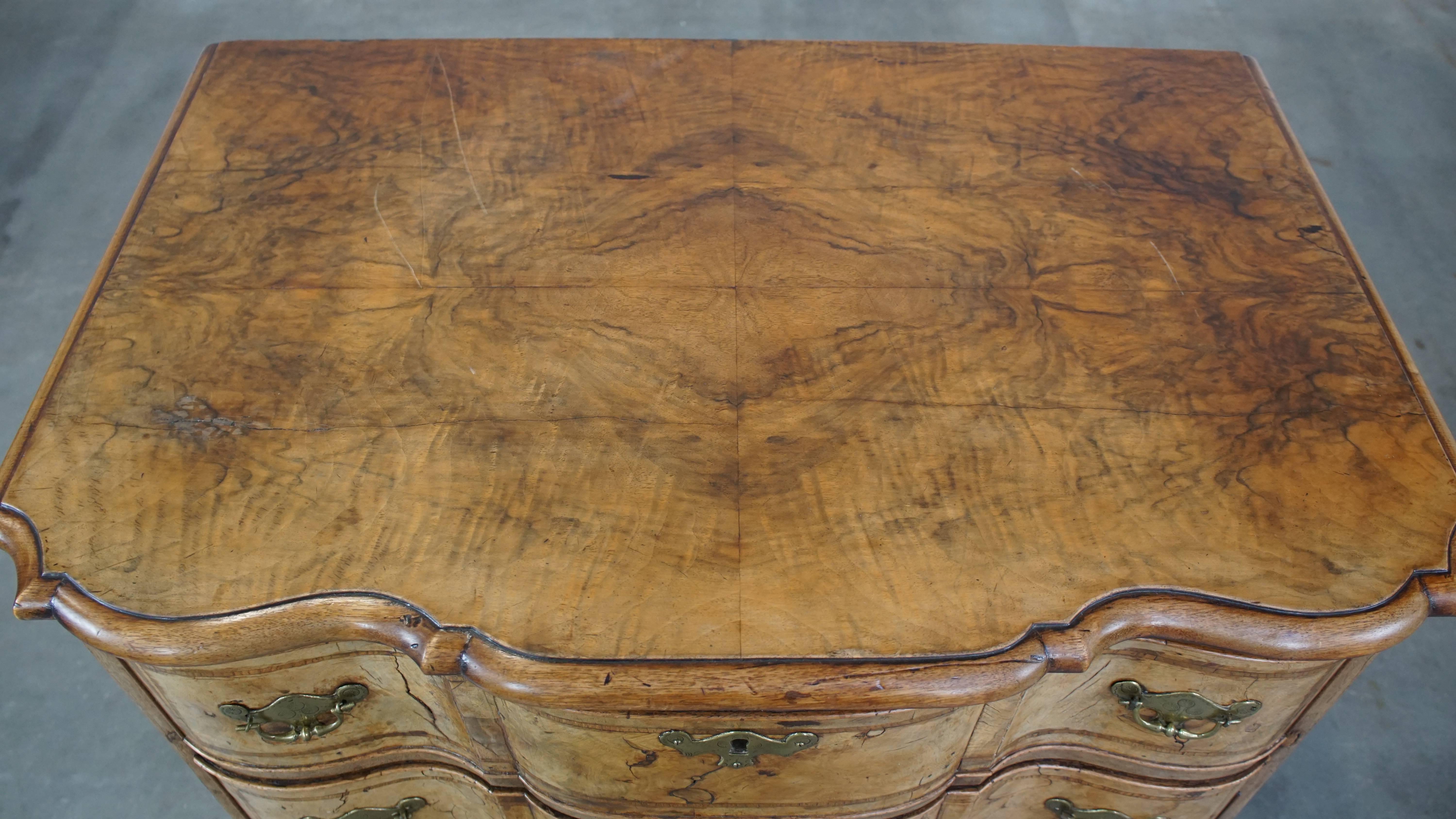 Commode ancienne baroque en noyer courbé d'orgue du 18e siècle en vente 1