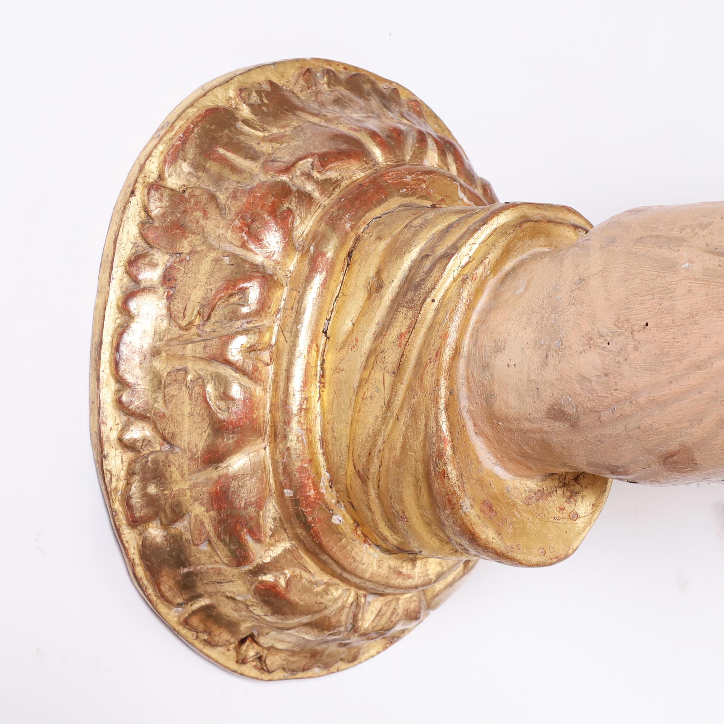 Fino al XVIII secolo Coppia barocca di portacandele da parete a braccio e a pugno in legno intagliato antico in vendita